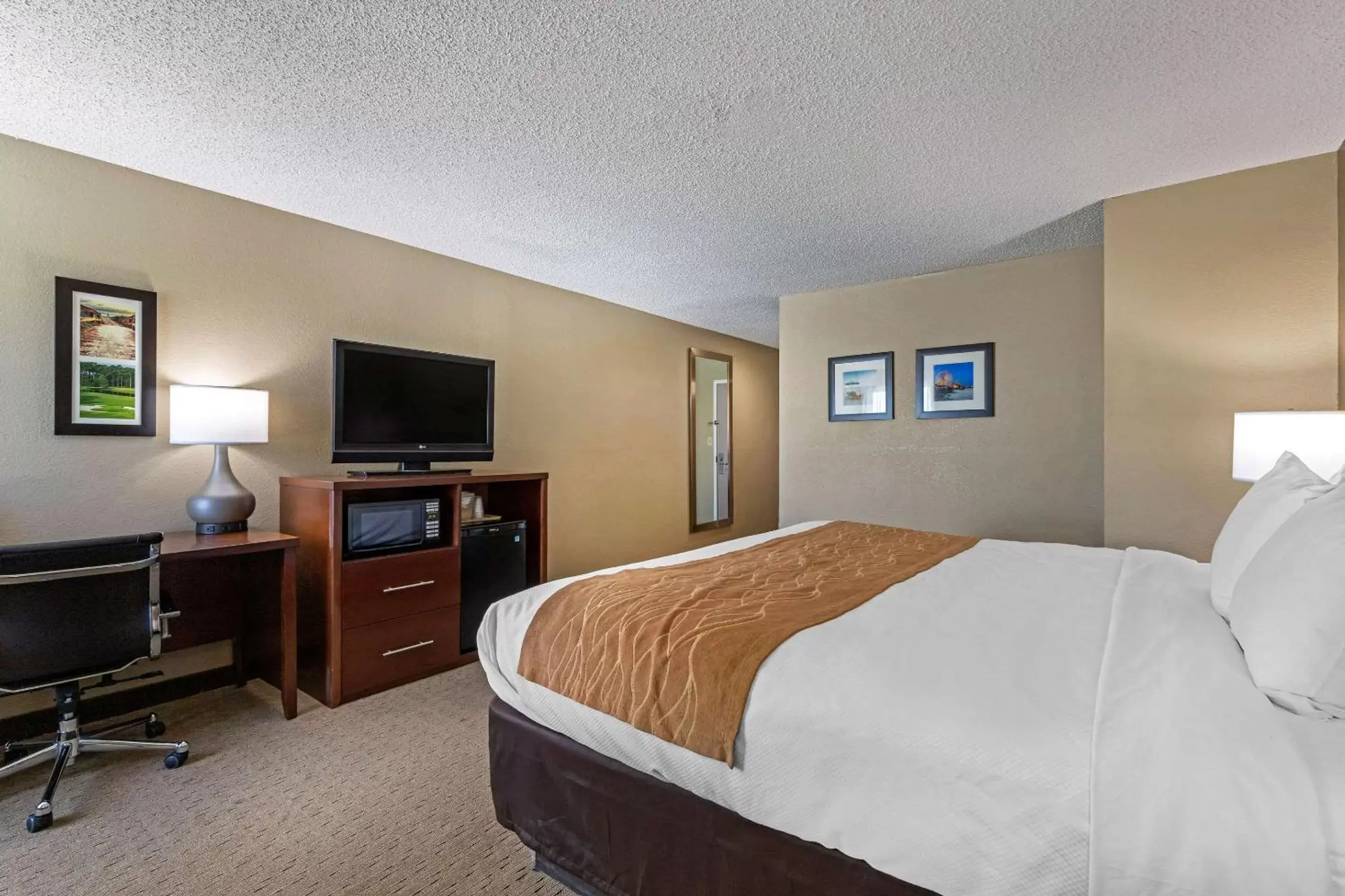 Photo of the whole room, Bed in Comfort Inn N Myrtle Beach Barefoot Landing