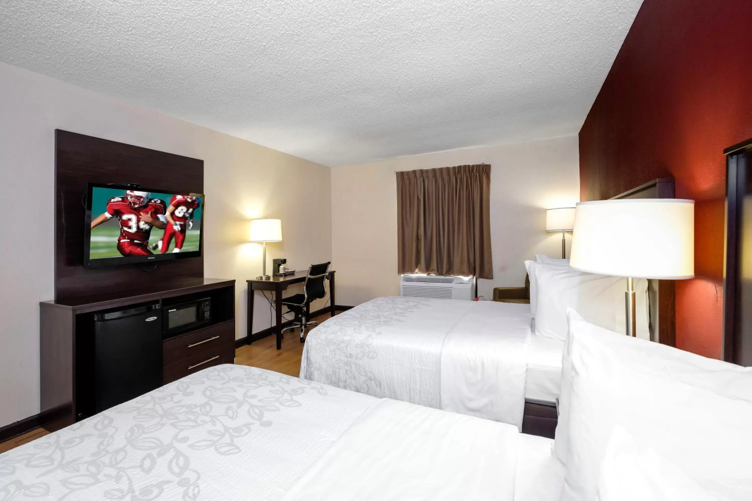 Photo of the whole room, Bed in Red Roof Inn PLUS+ & Suites Opelika