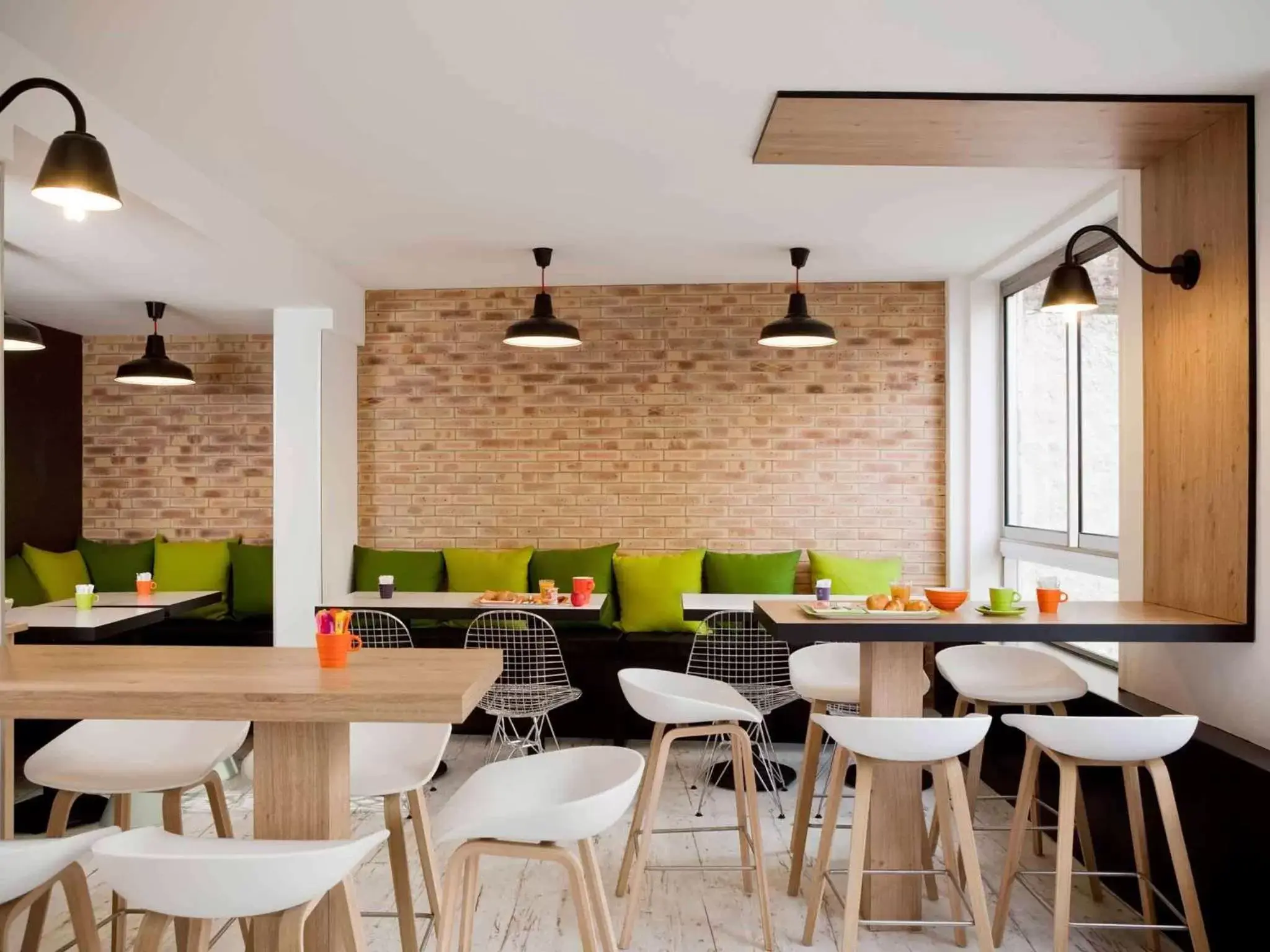 Restaurant/Places to Eat in ibis Styles Paris Buttes Chaumont