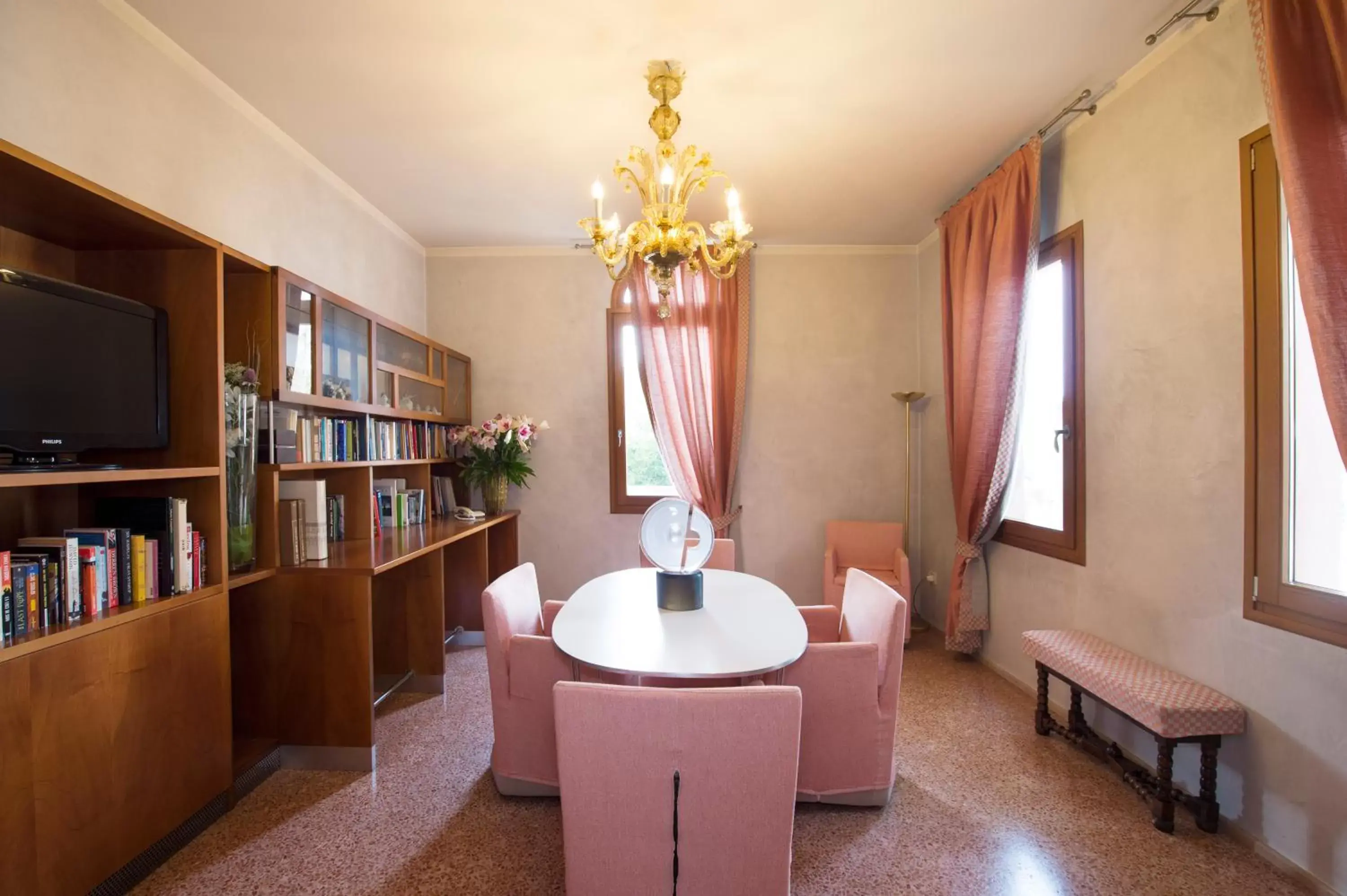 Library, Seating Area in Hotel Villa Mabapa