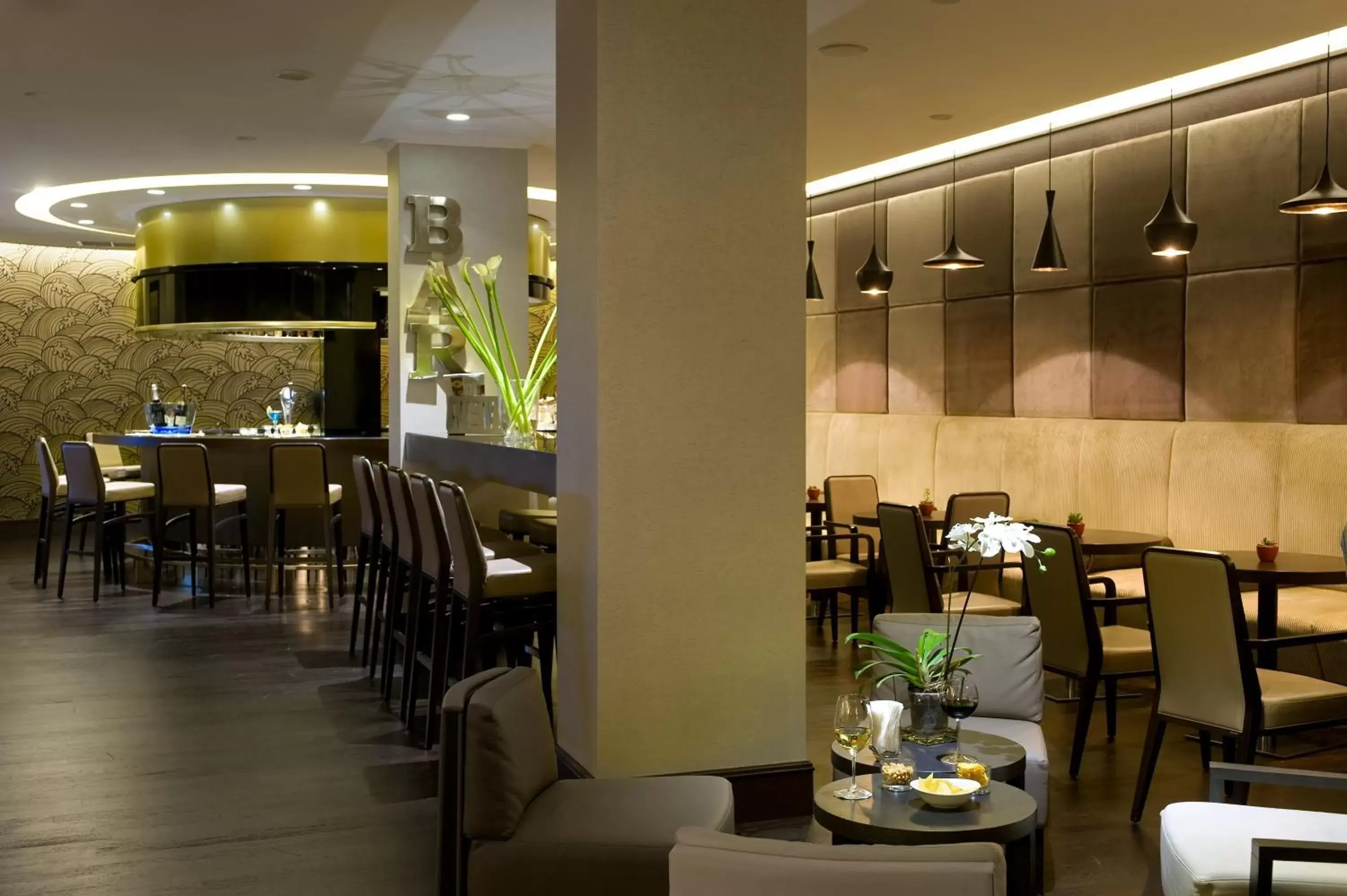 Lounge or bar, Restaurant/Places to Eat in Crowne Plaza Rome St. Peter's, an IHG Hotel
