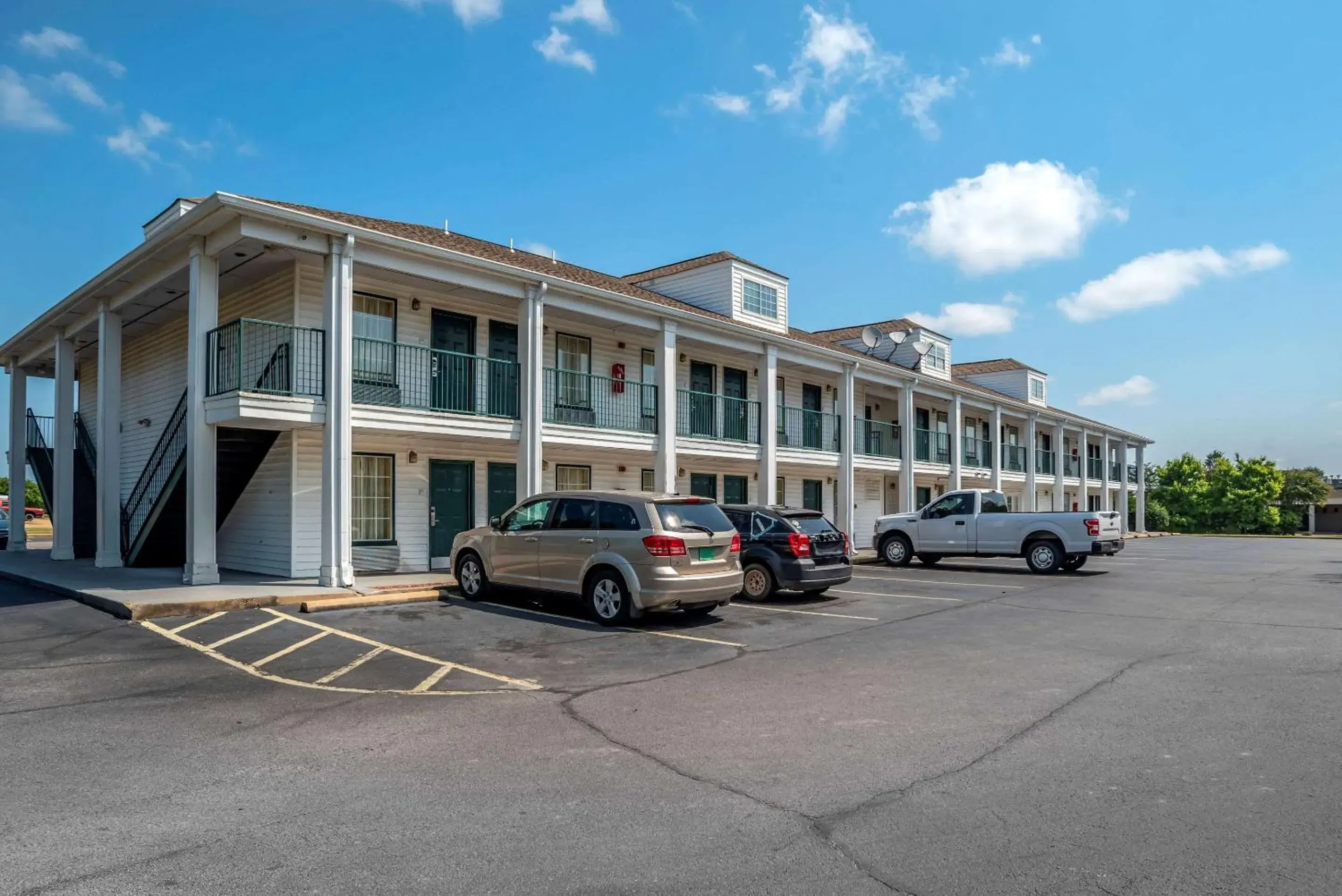 Property Building in Econo Lodge Tupelo