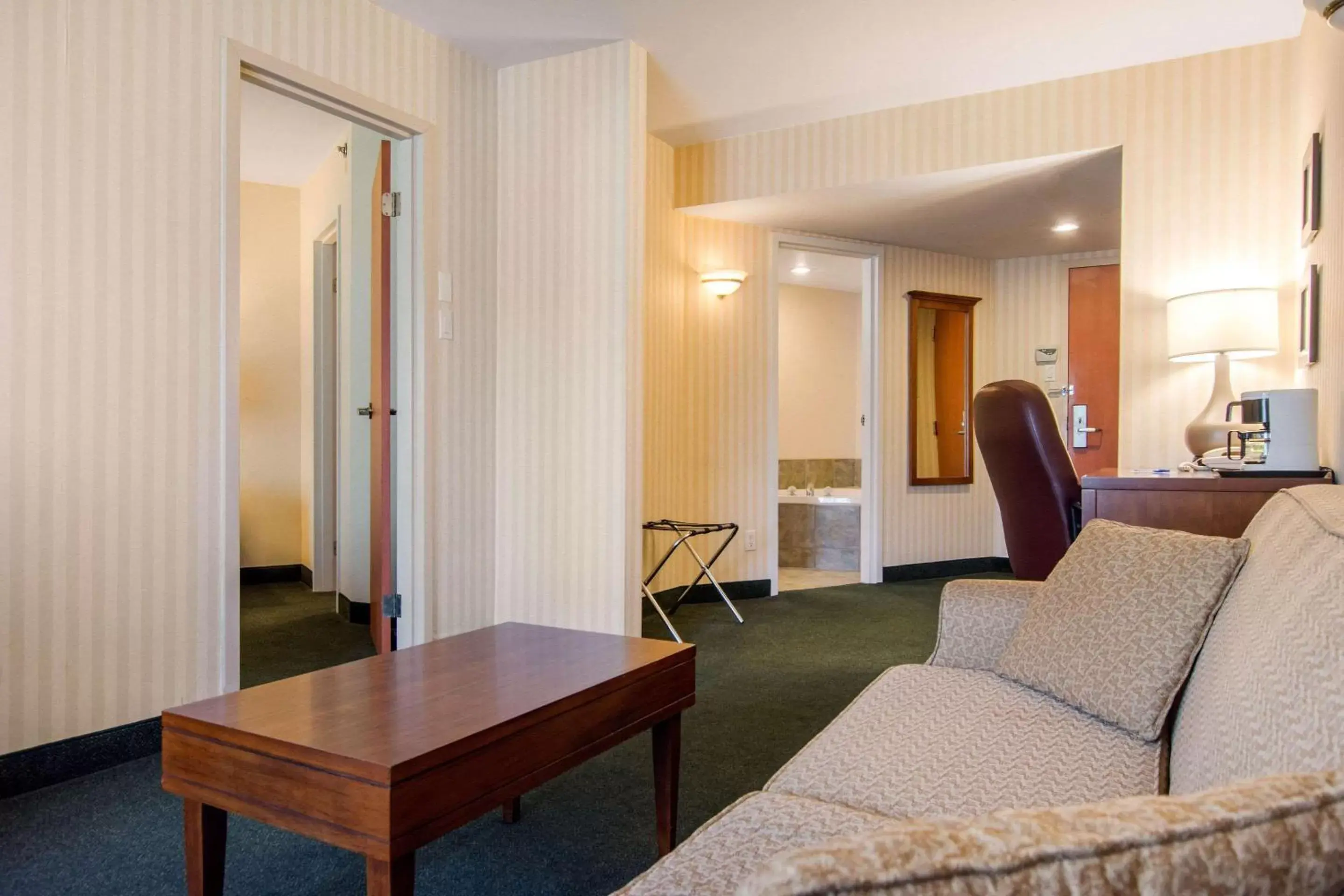 Photo of the whole room, Seating Area in Comfort Inn & Suites Shawinigan