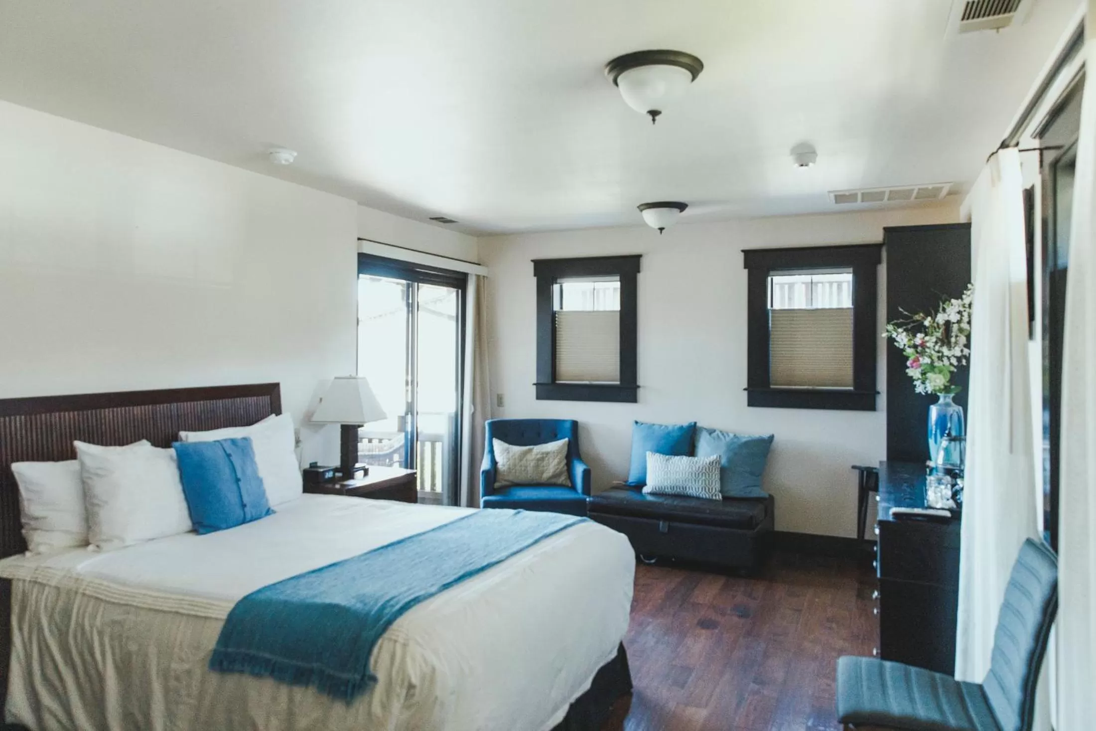 Photo of the whole room, Bed in Noyo Harbor Inn