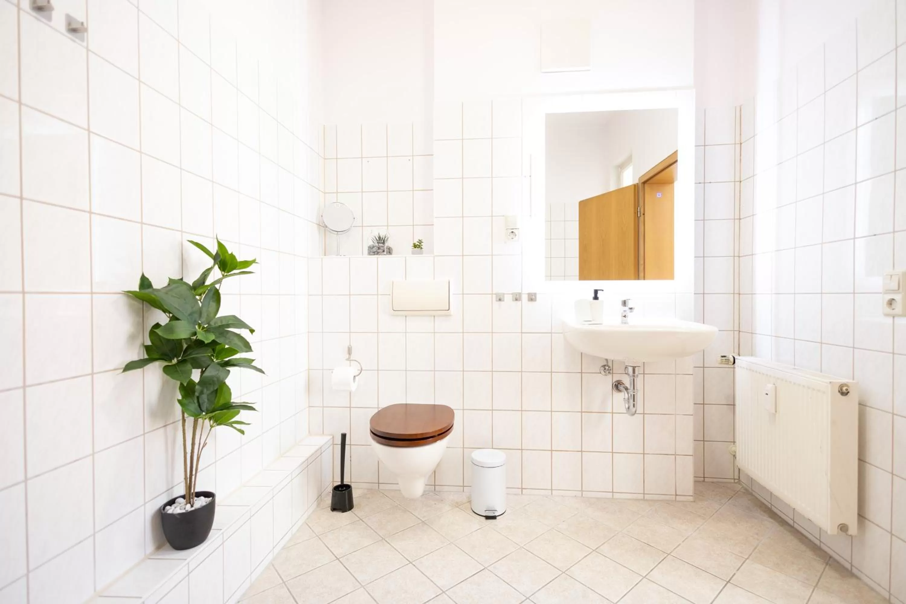 Toilet in Apartments an der Oper - Innenstadt - Zentral - Küche - Wifi - Powered by Ko-Living