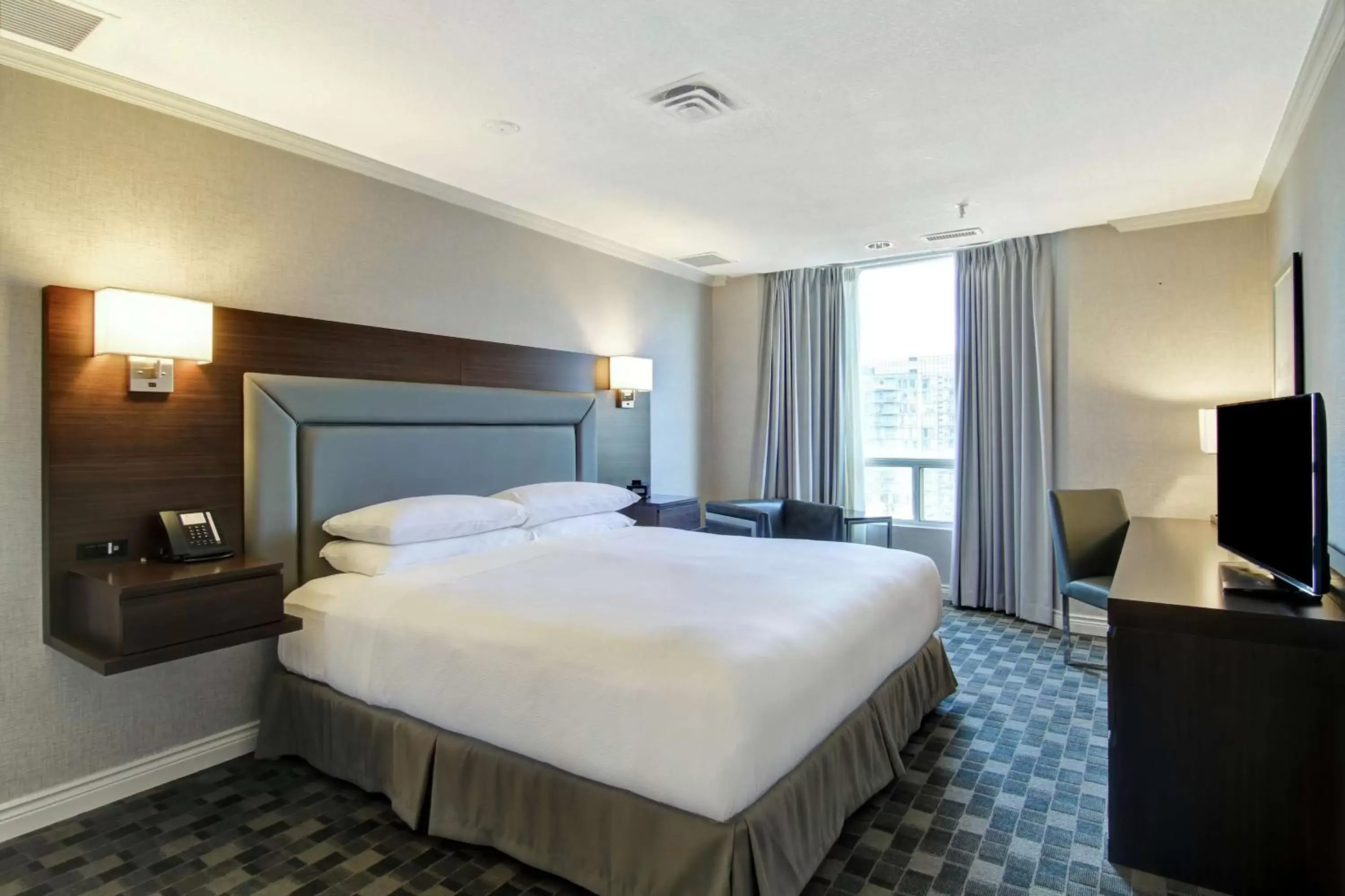 Bed in DoubleTree by Hilton Toronto Downtown