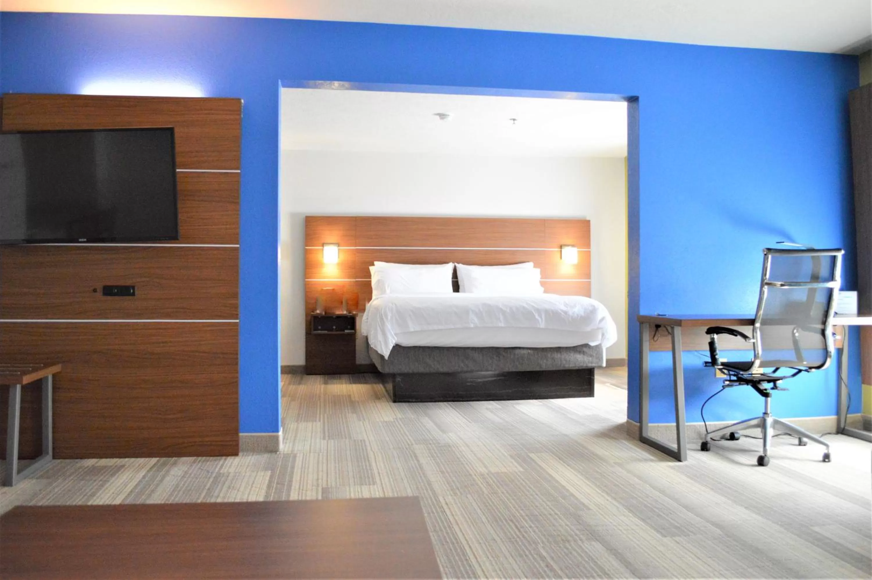Photo of the whole room, Bed in Holiday Inn Express & Suites Batesville by IHG