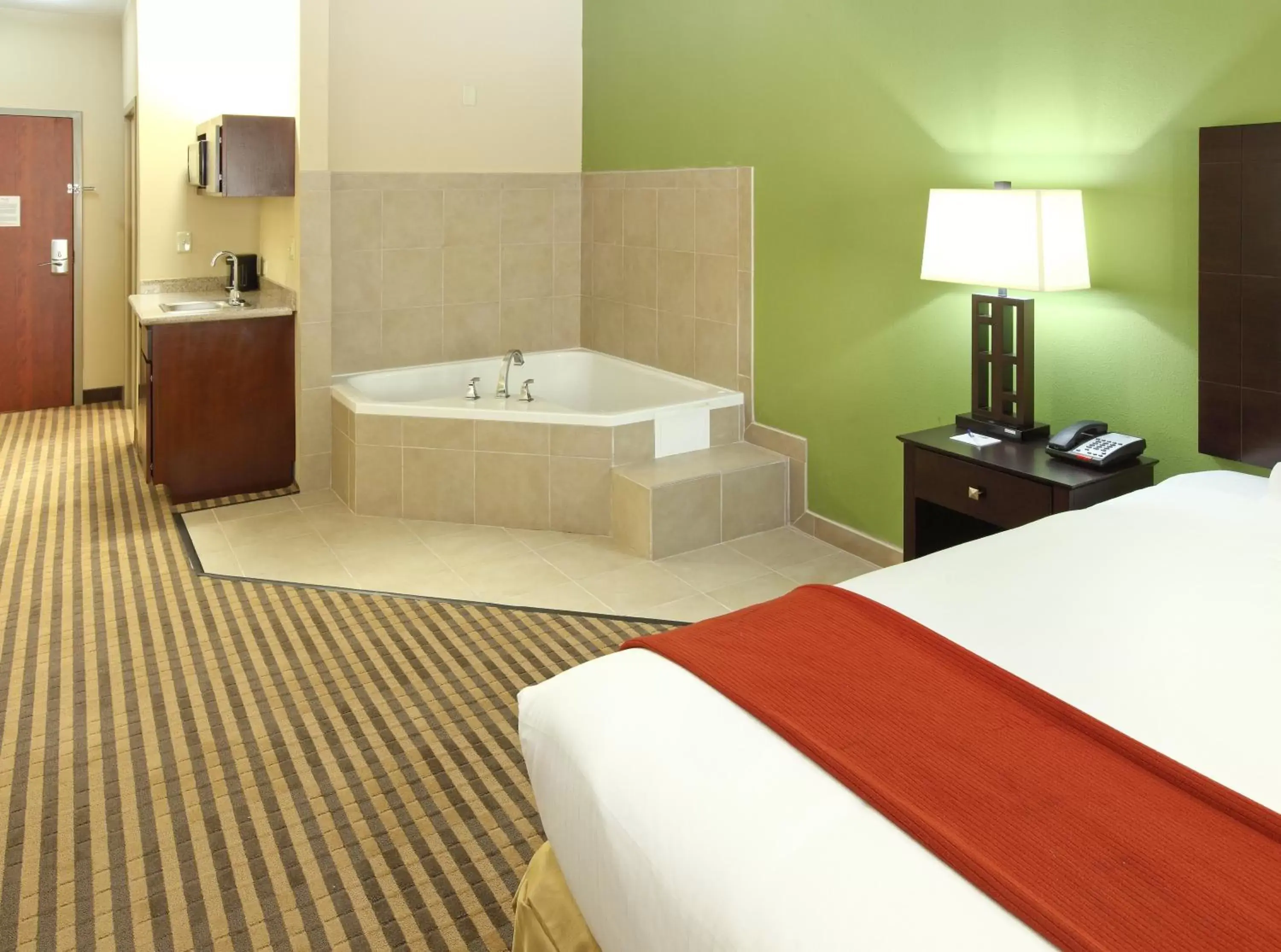 Bedroom, Bathroom in Holiday Inn Express & Suites Maumelle, an IHG Hotel