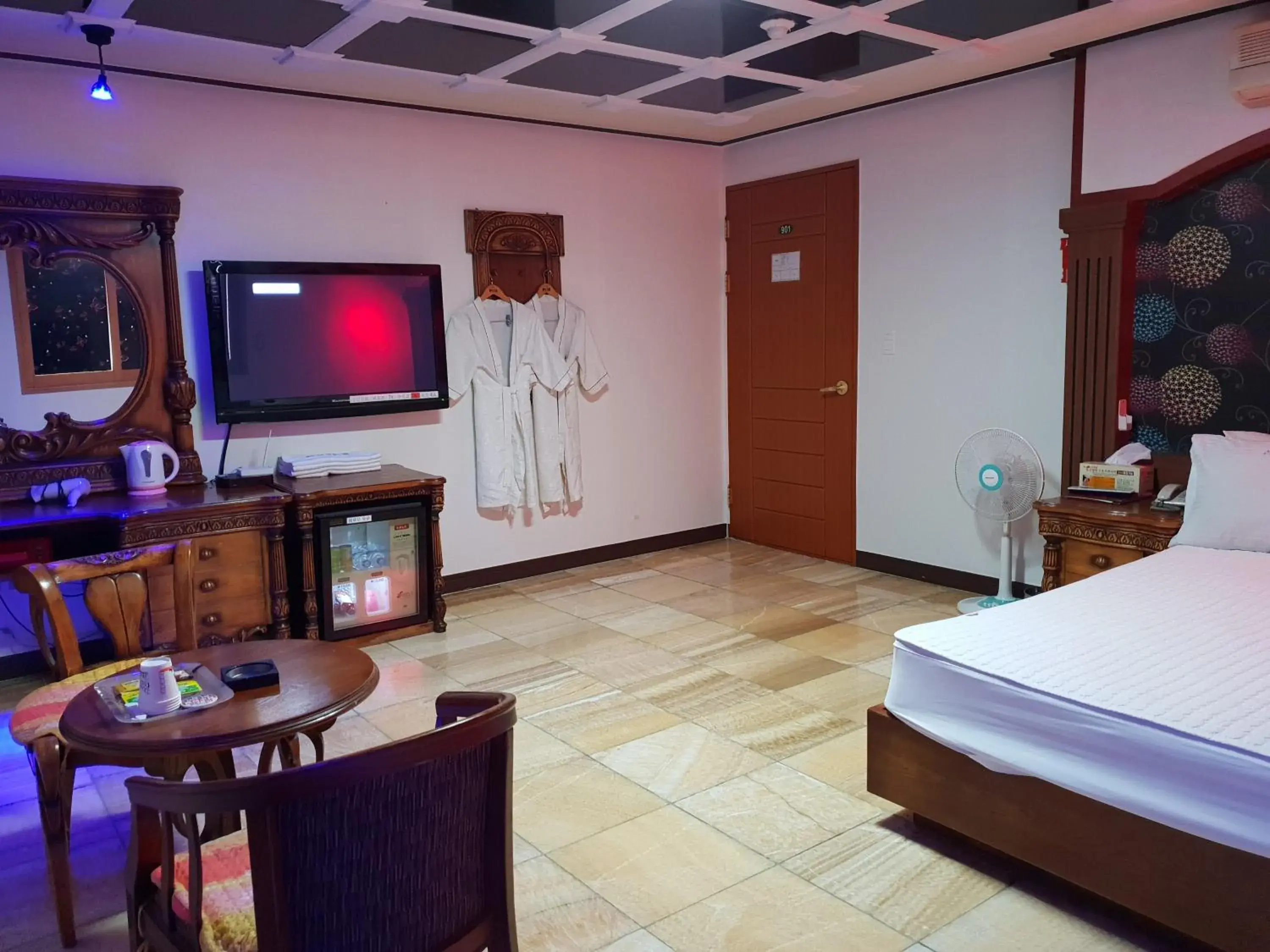 Bedroom, TV/Entertainment Center in Plus Motel