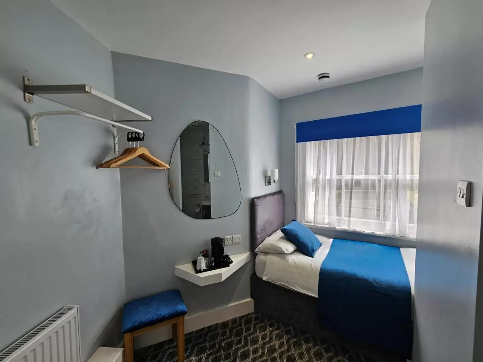 Bedroom, Bed in George Hotel