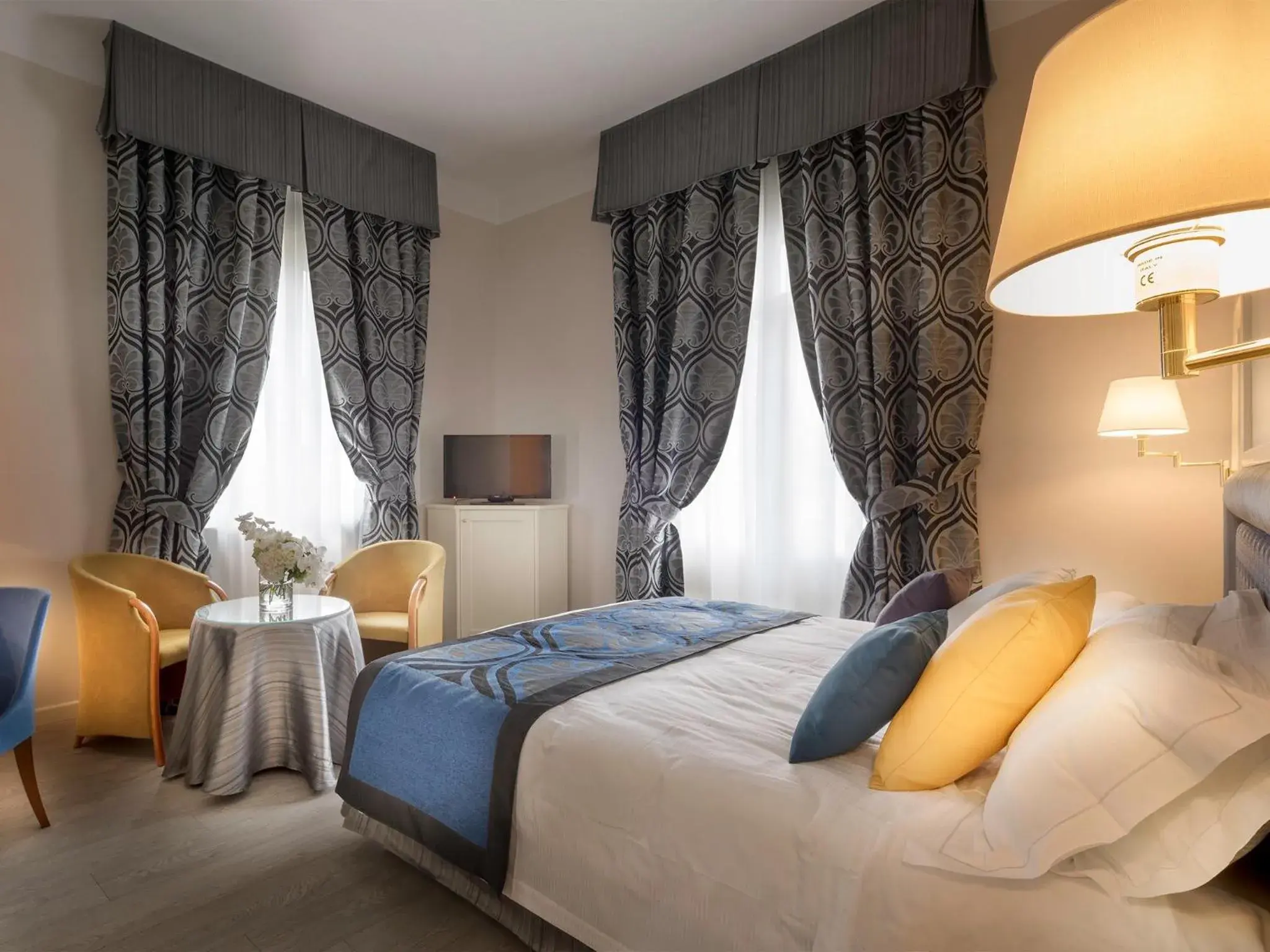 Bedroom, Bed in Grand Hotel Gardone