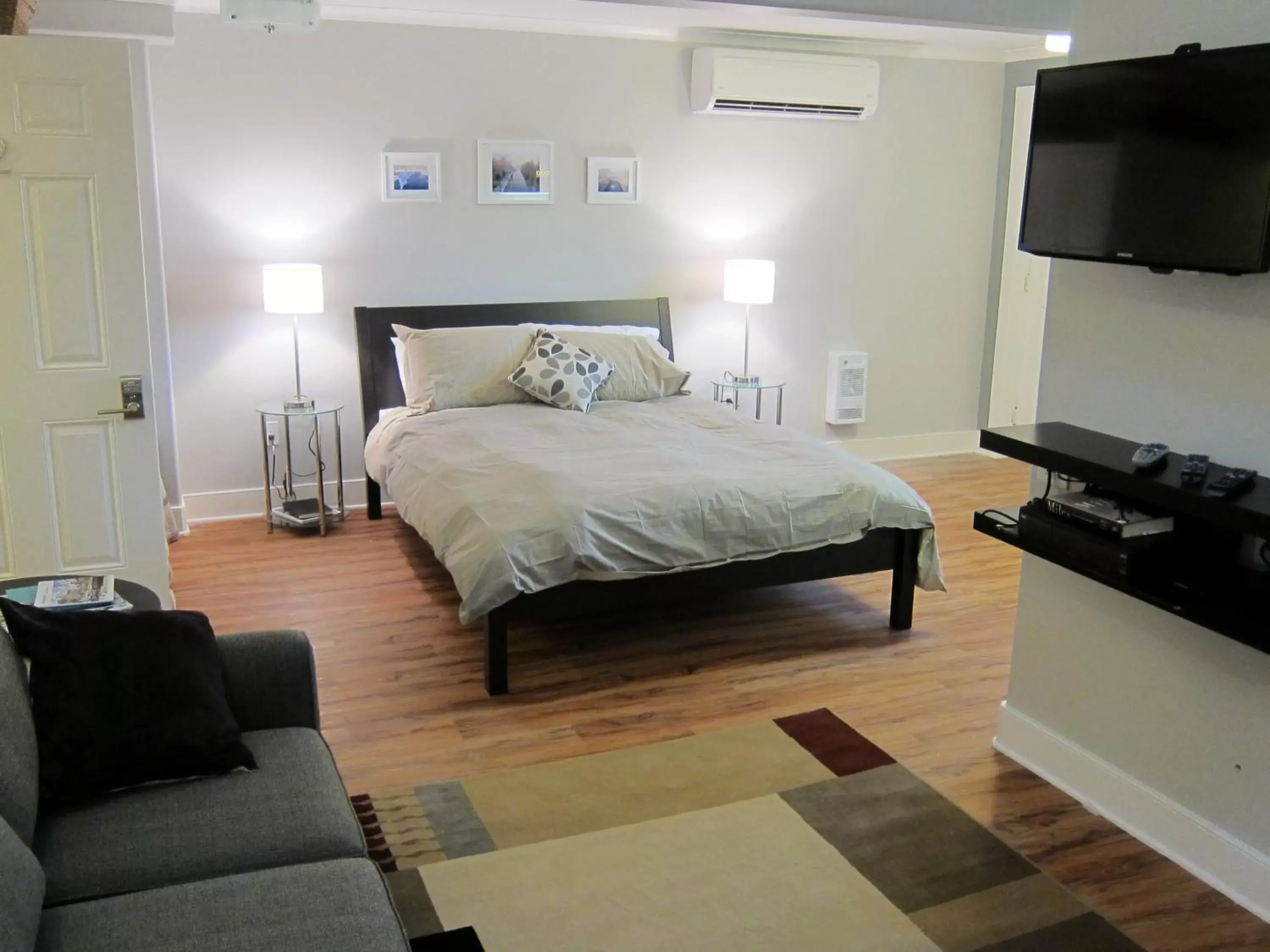 Bedroom, Bed in Merrickville Guest Suites