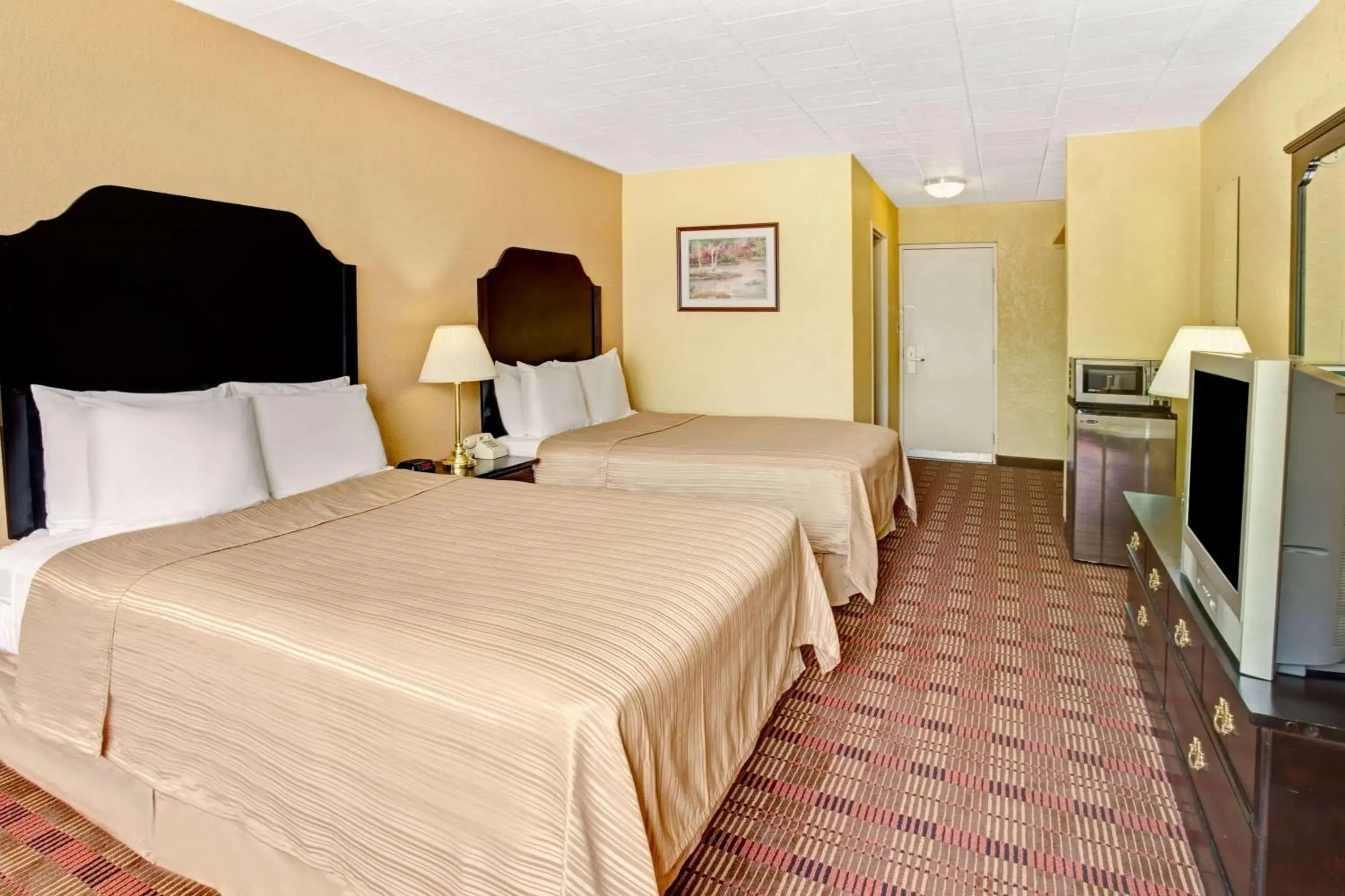 Photo of the whole room, Bed in Howard Johnson by Wyndham Pikesville