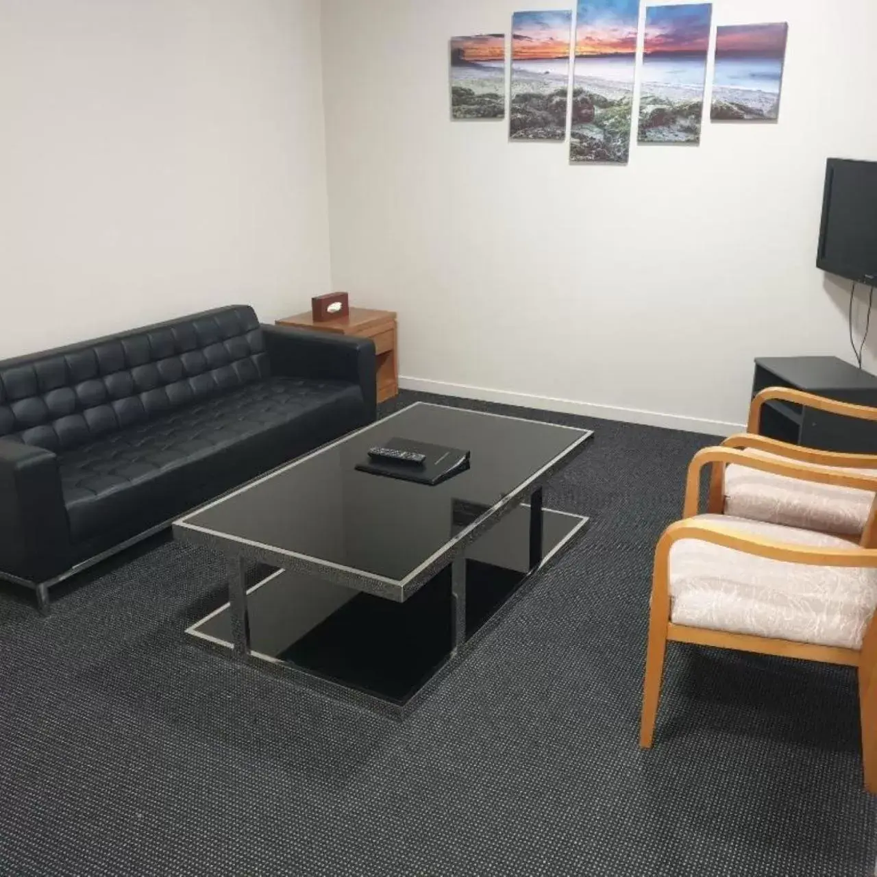 Living room, Seating Area in Ramada by Wyndham, Hamilton City Center