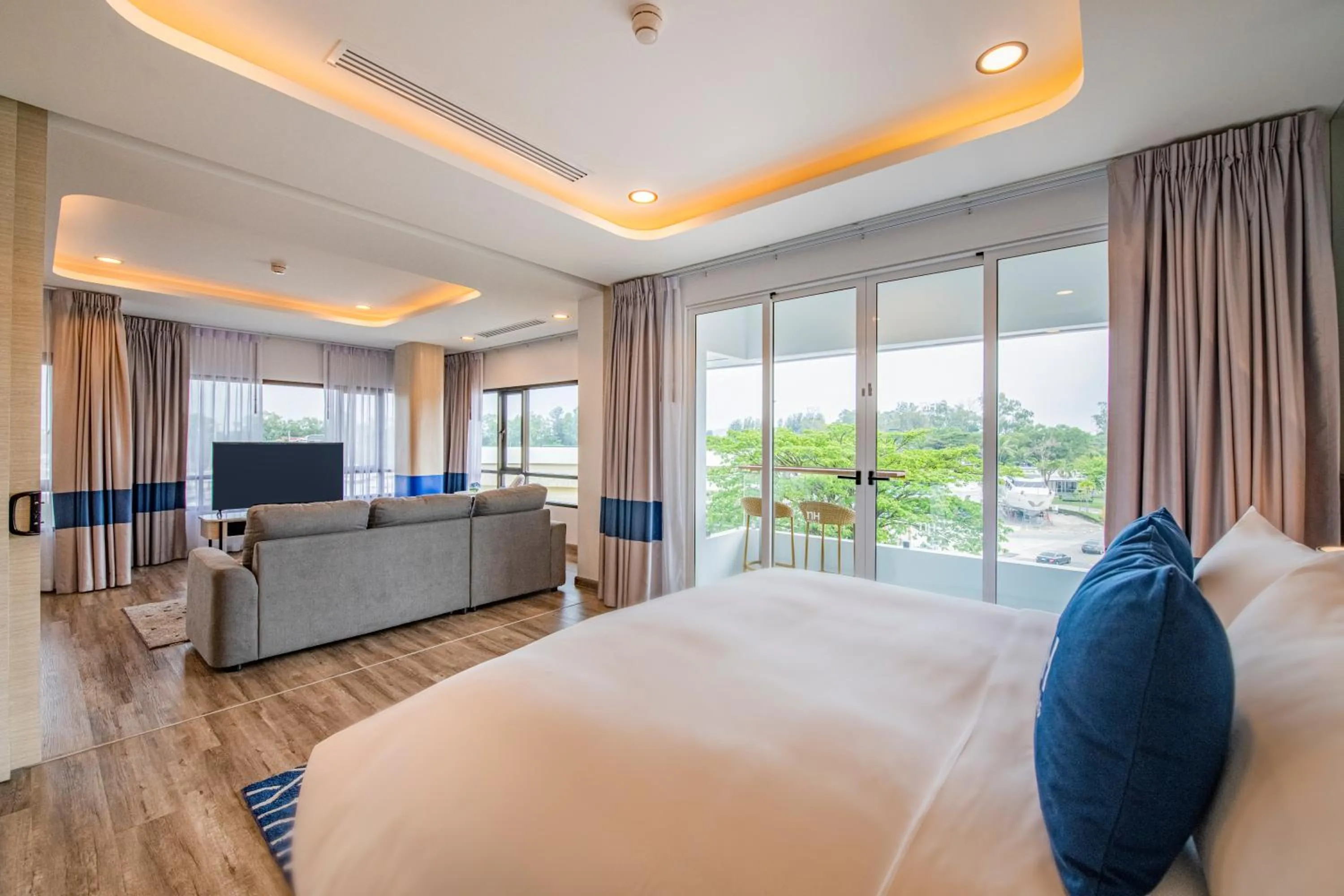 Photo of the whole room, Bed in NH Boat Lagoon Phuket Resort