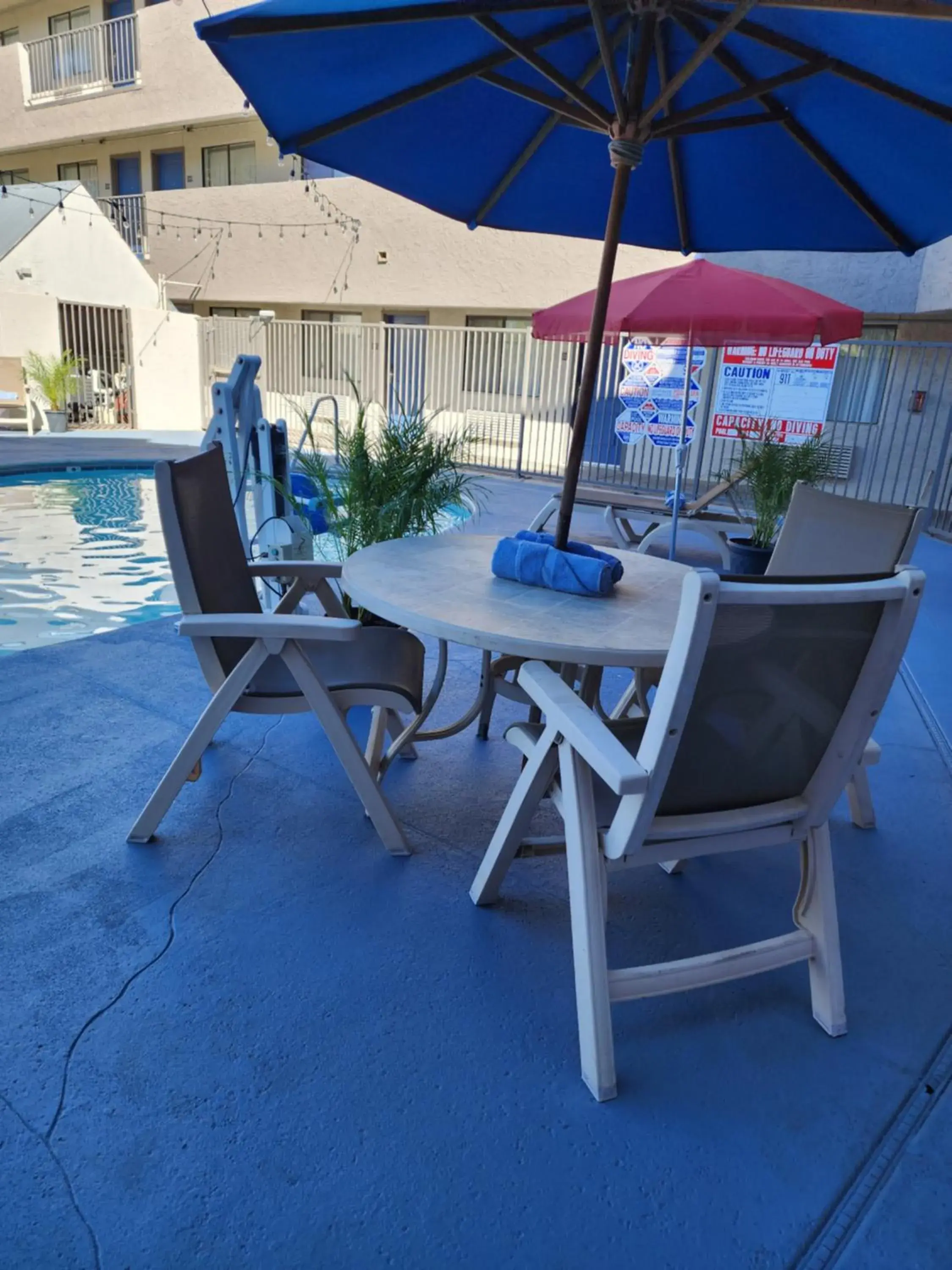 Swimming pool in Studio 6 Sacramento, CA Natomas Swimming pool in Studio 6 Sacramento, CA Natomas