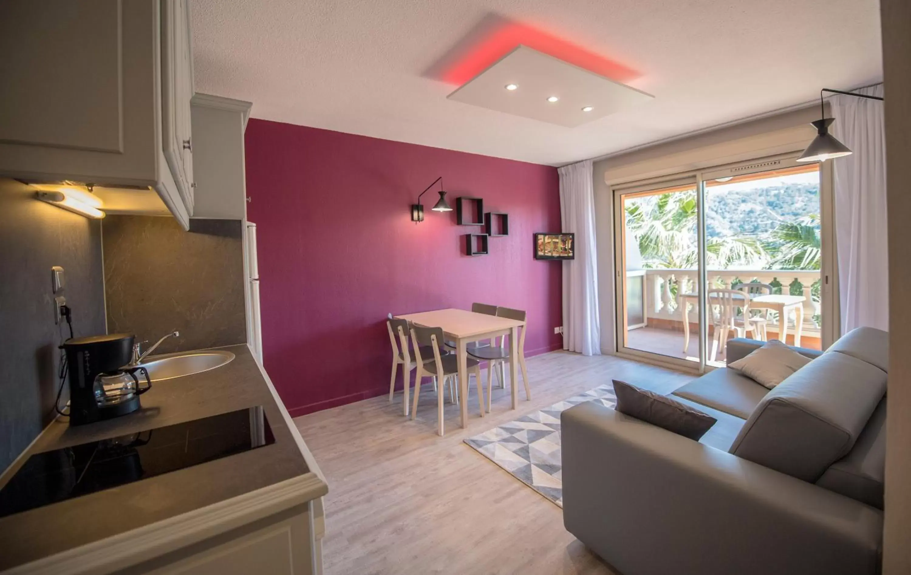 Kitchen or kitchenette, Seating Area in Appart Hotel Lou Castelet