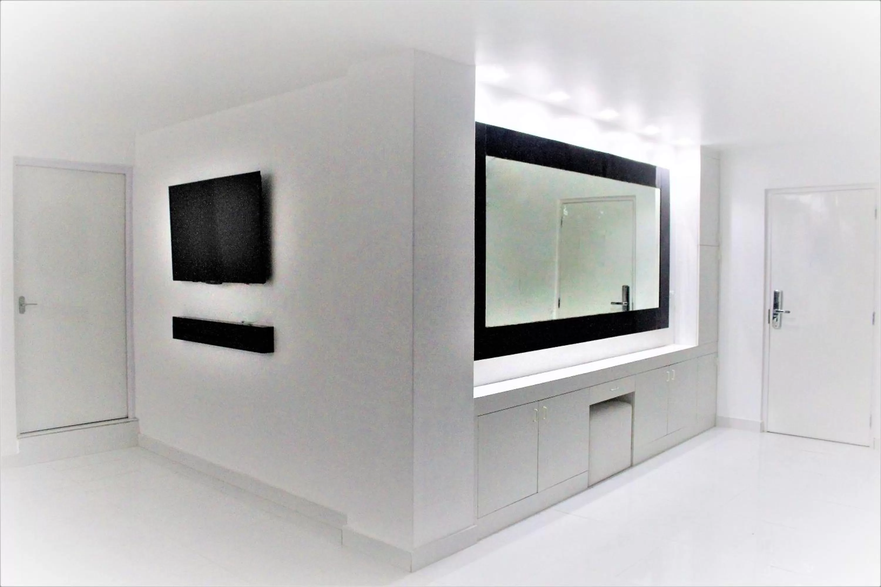 TV and multimedia, TV/Entertainment Center in Hotel Hulk