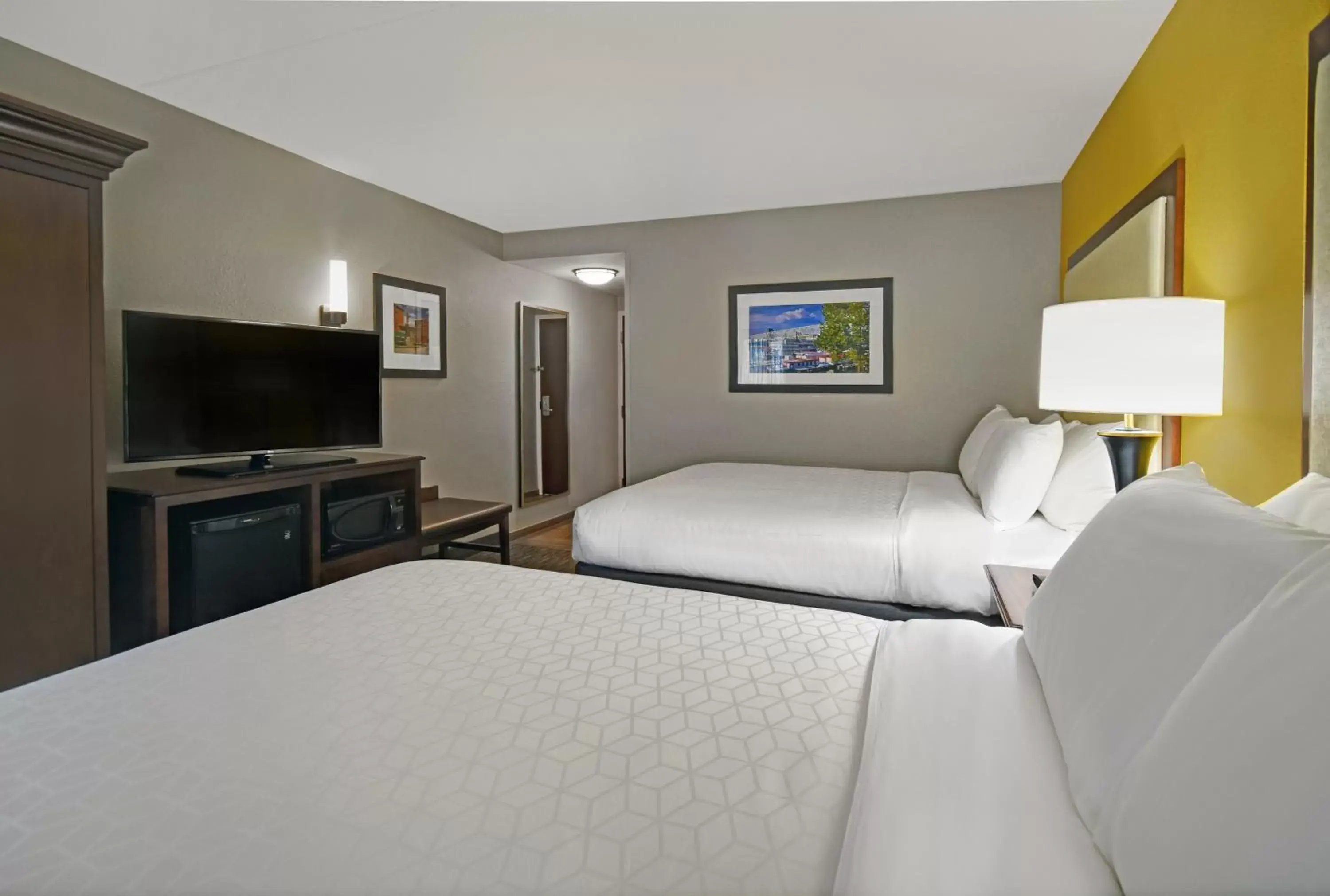 Photo of the whole room, Bed in Holiday Inn Express & Suites Cincinnati Riverfront, an IHG Hotel