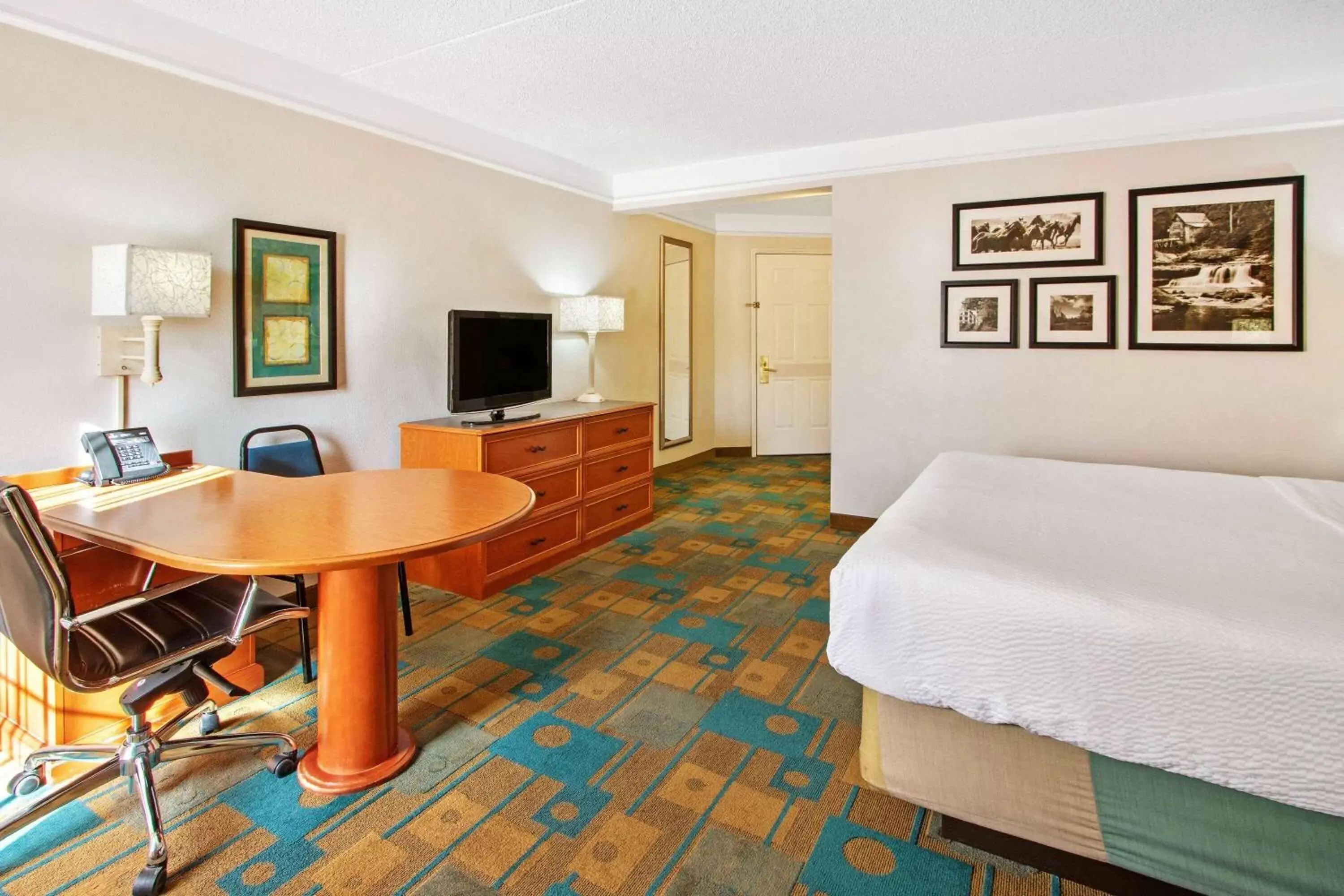 Deluxe King Room - single occupancy in La Quinta by Wyndham Albuquerque West Deluxe King Room - single occupancy in La Quinta by Wyndham Albuquerque West