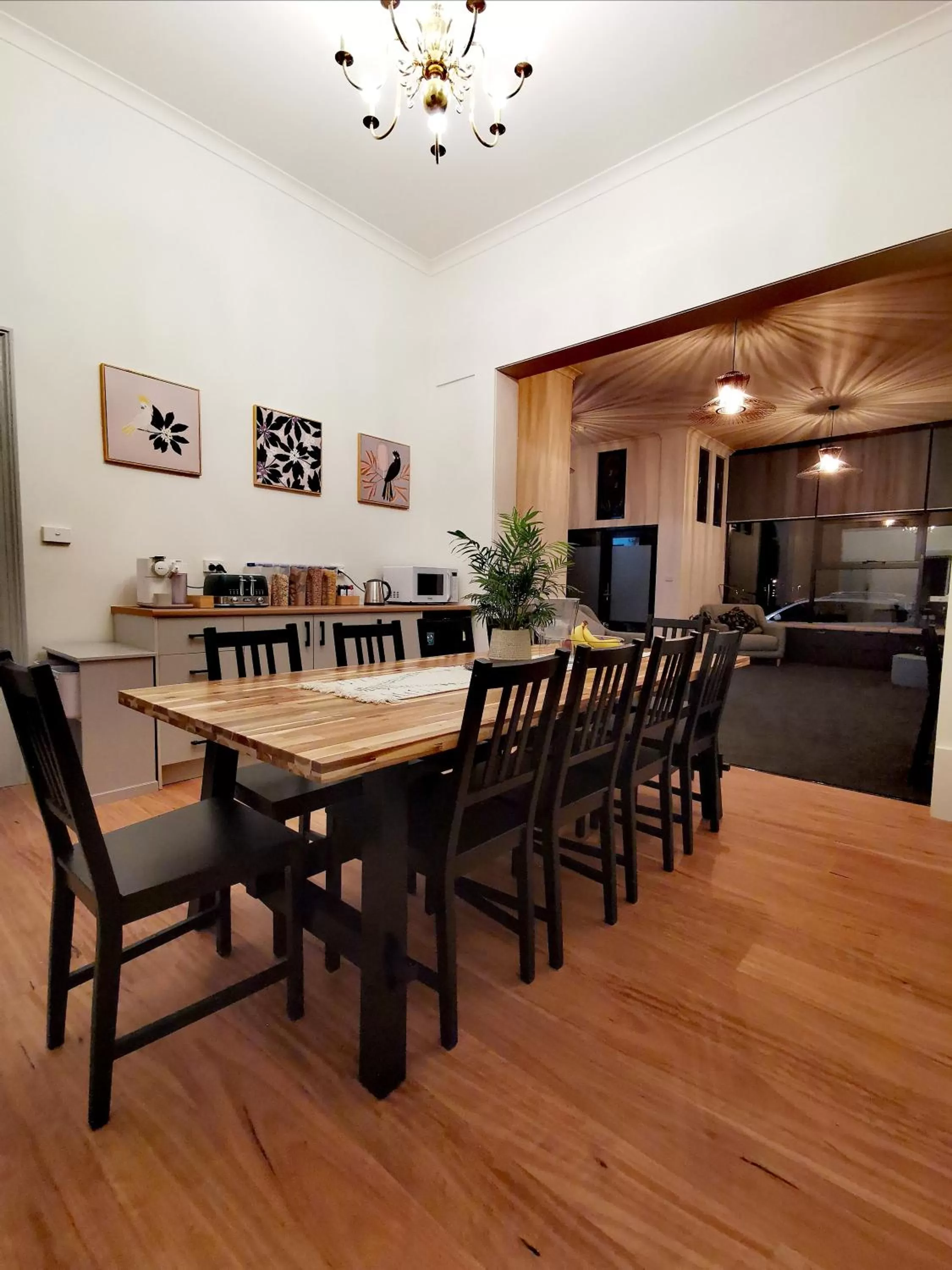 Dining Area in Refresh109 on Cameron