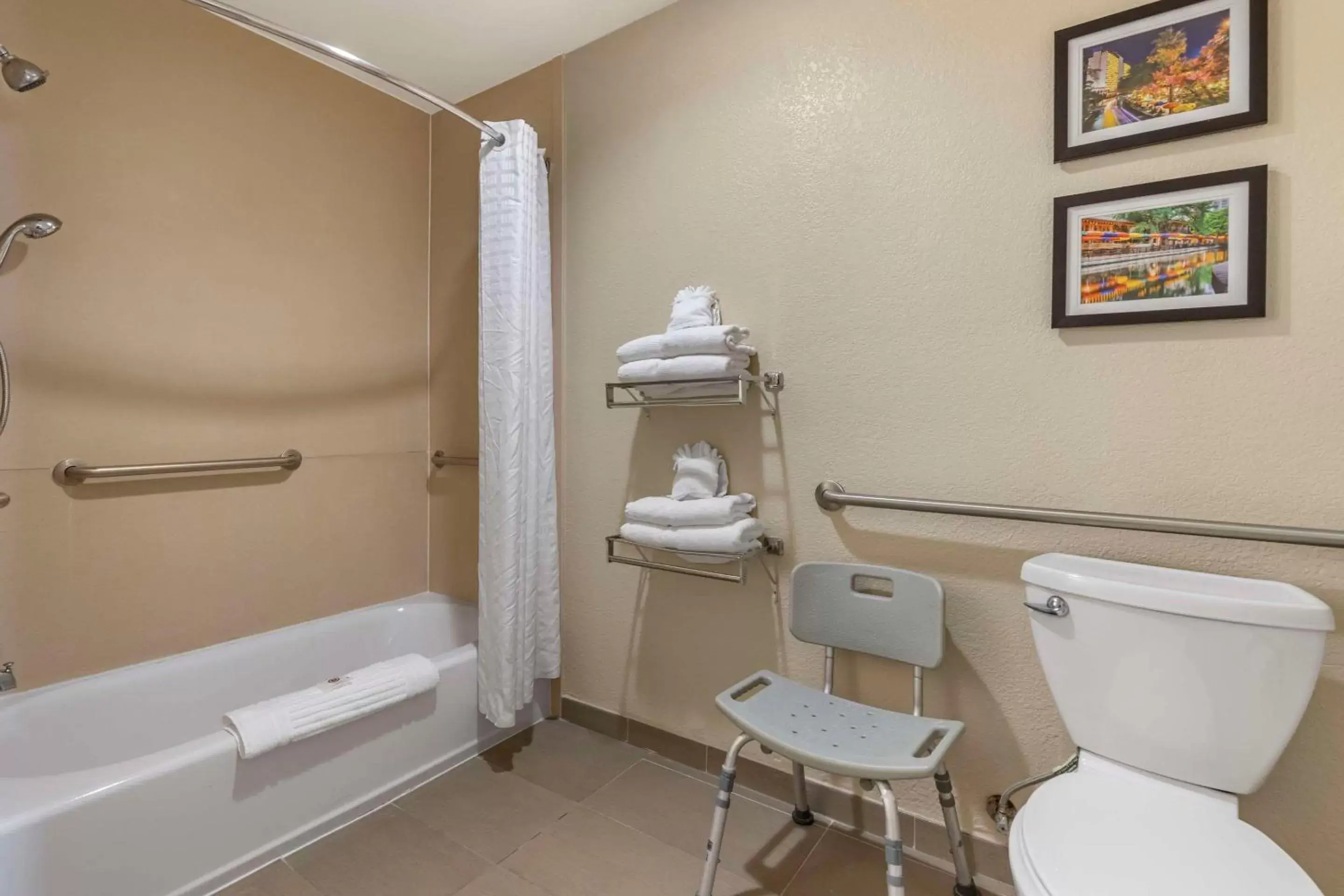 Bedroom, Bathroom in Comfort Suites Medical Center Near Six Flags