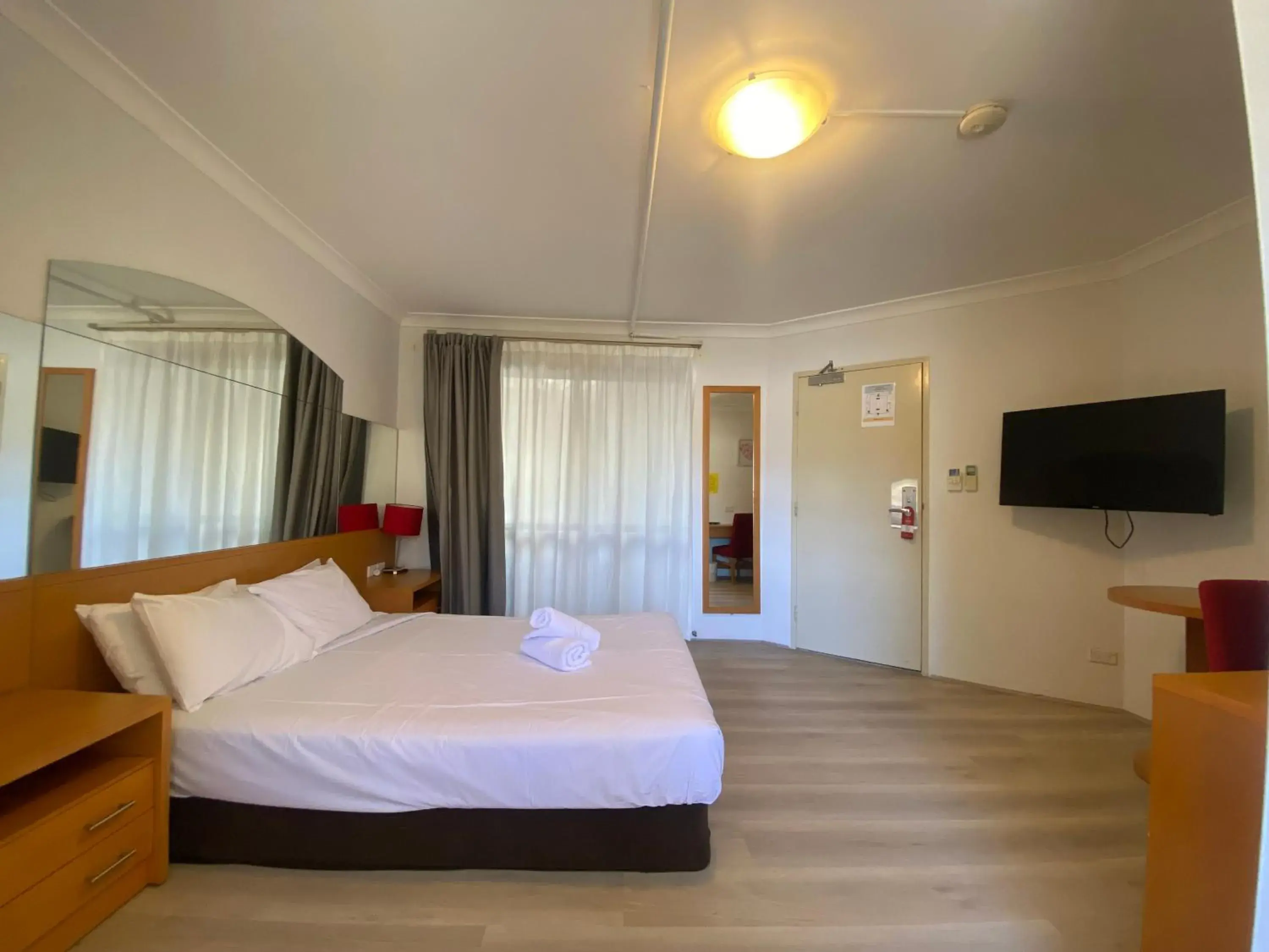 Bedroom, Bed in Garden Lodge Sydney Hotel