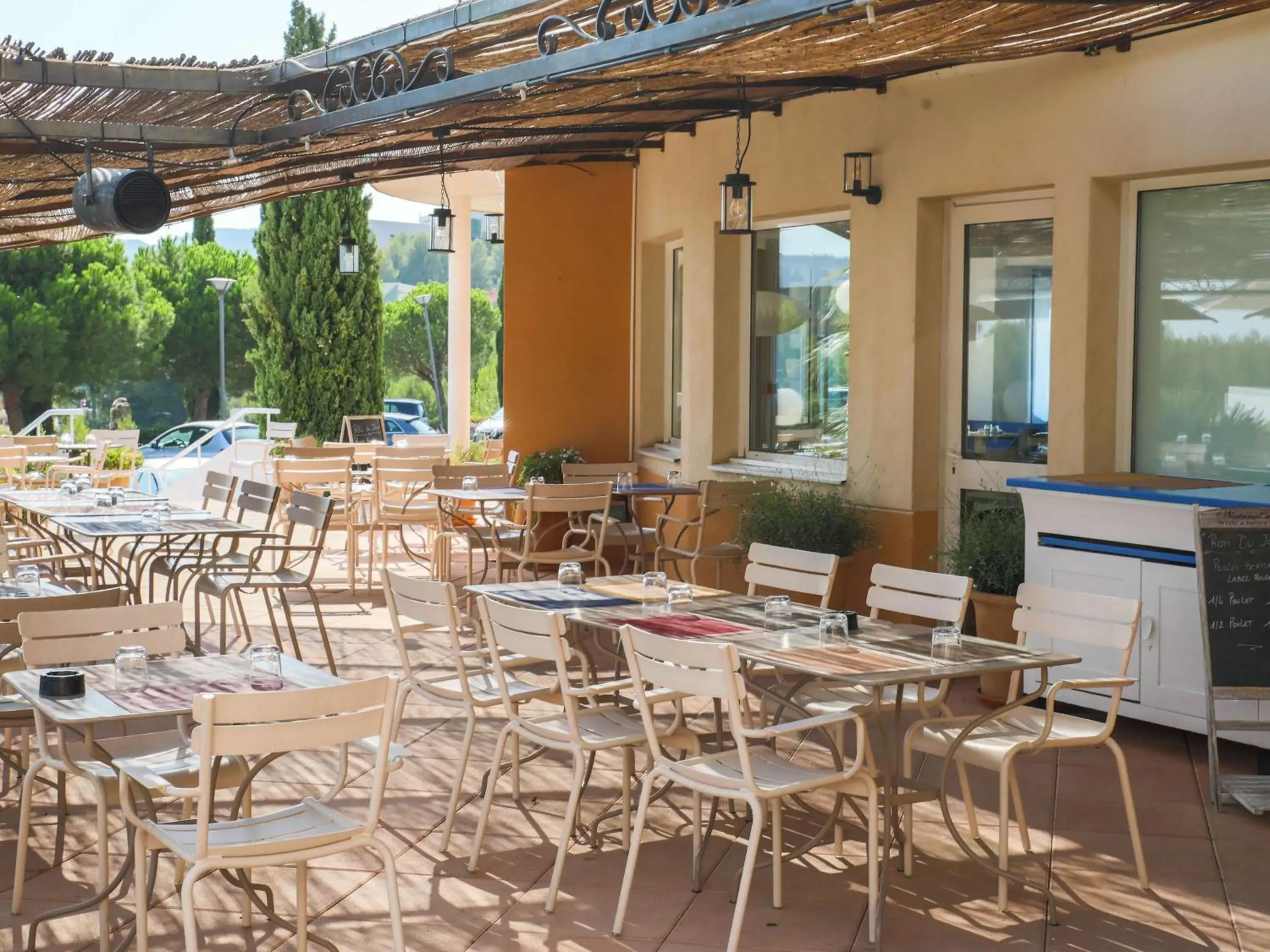 Restaurant/Places to Eat in ibis La Ciotat