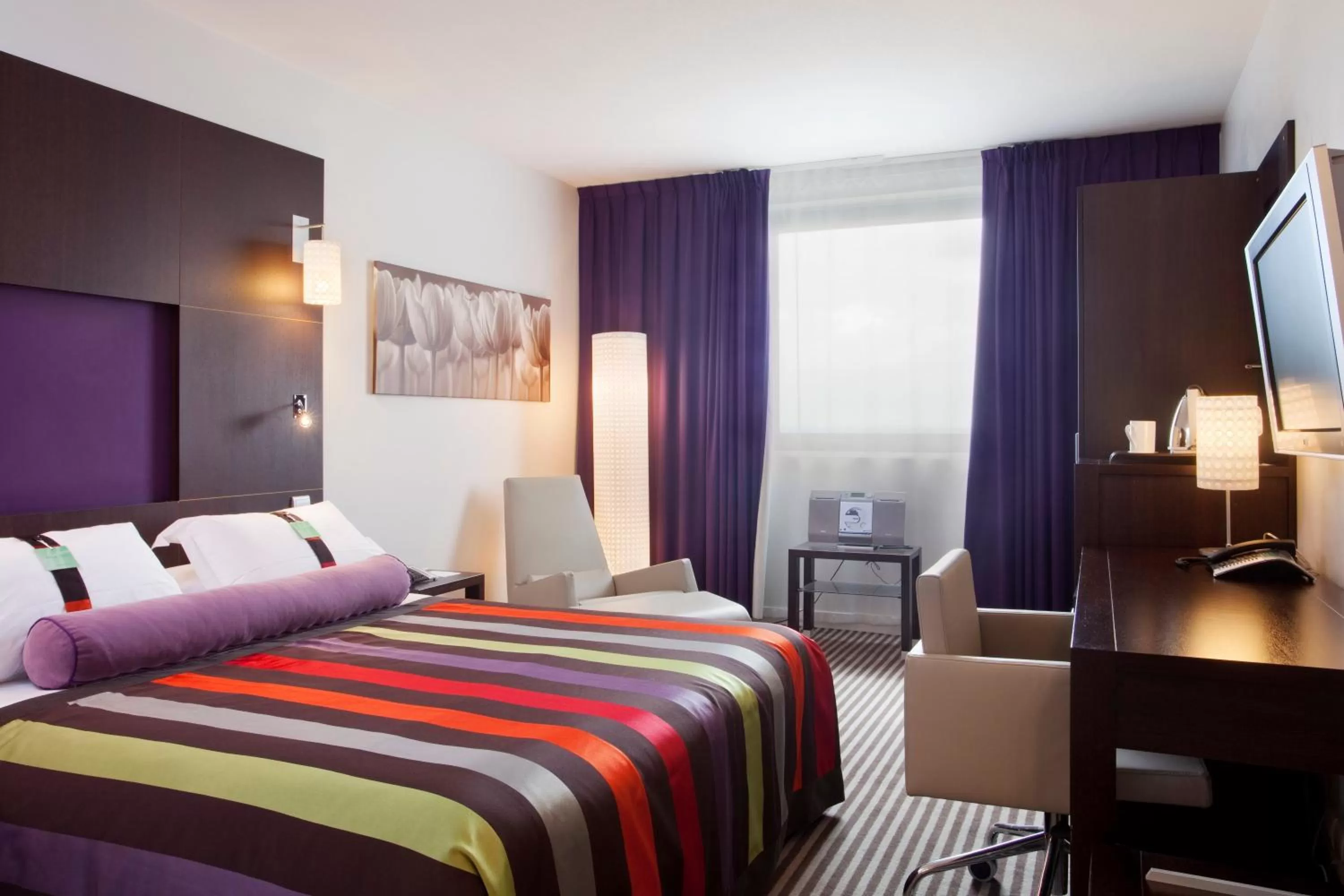 Photo of the whole room, Bed in Holiday Inn Dijon Toison D'or by IHG