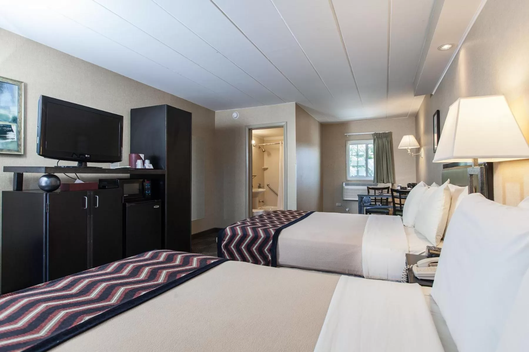 Bed in Carlton Inn Midway