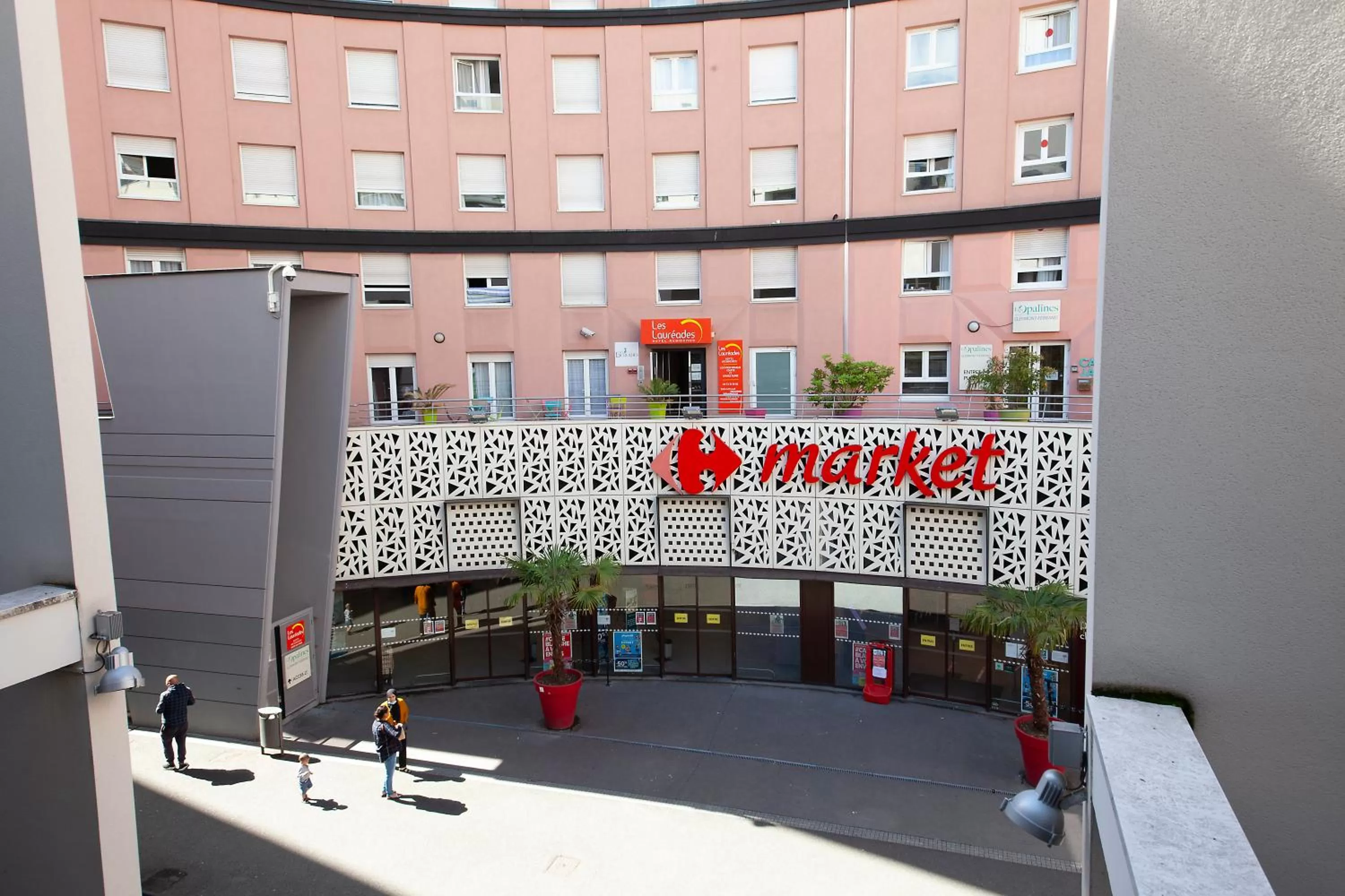Property building in Hôtel et Résidence Les Lauréades Clermont-Ferrand Centre Jaude