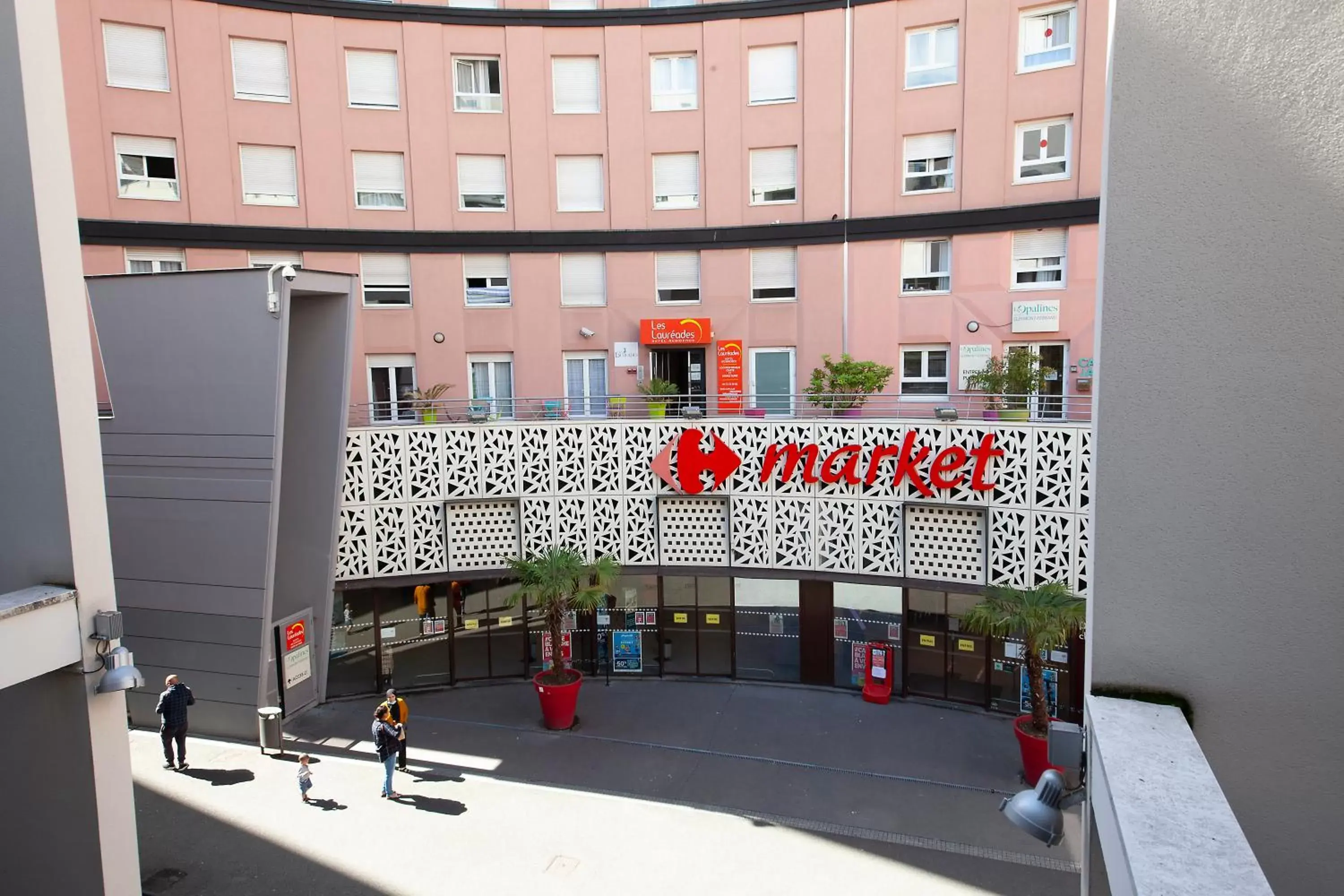 Property building in Hôtel et Résidence Les Lauréades Clermont-Ferrand Centre Jaude Property building in Hôtel et Résidence Les Lauréades Clermont-Ferrand Centre Jaude