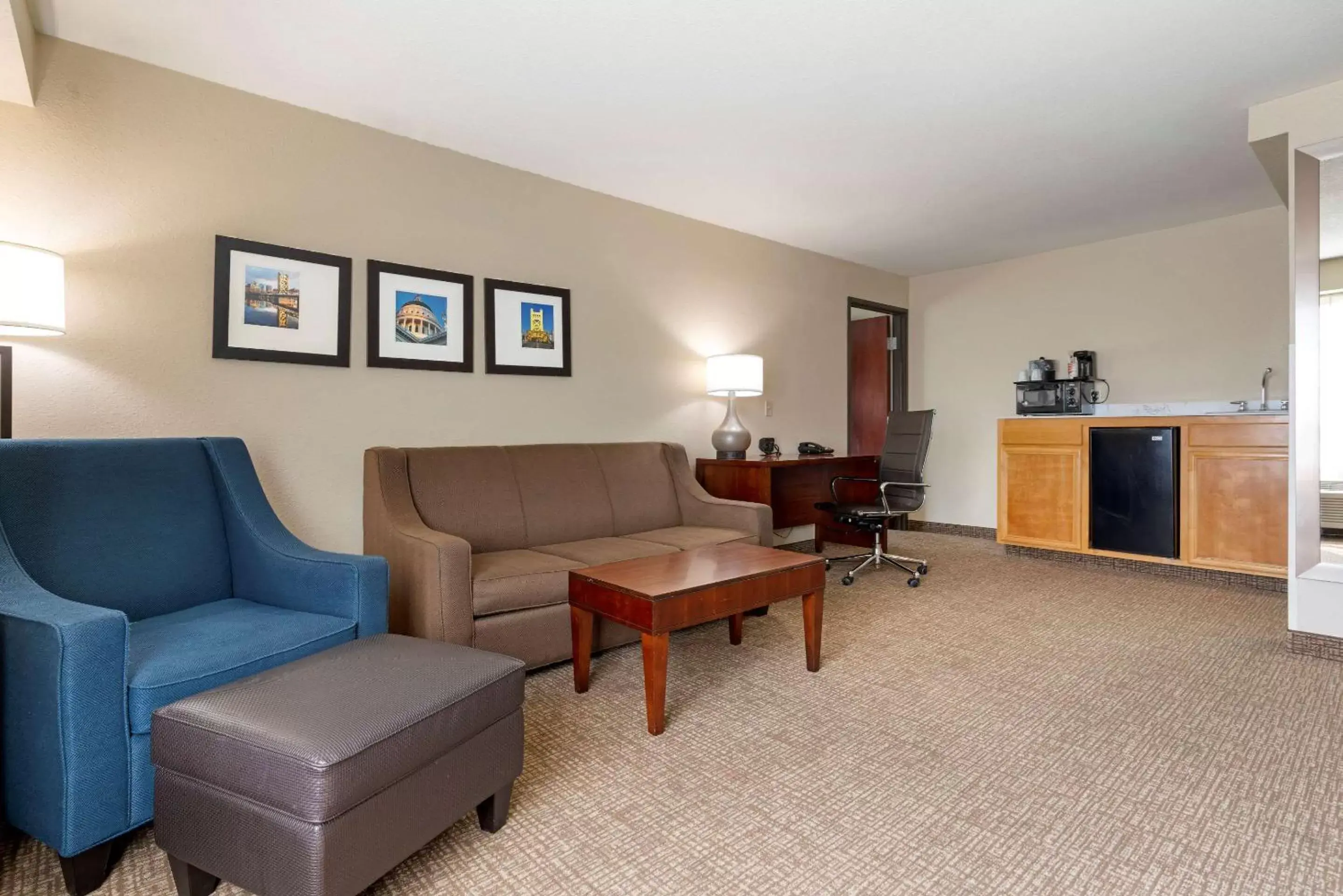 Photo of the whole room, Seating Area in Comfort Suites Downtown Sacramento