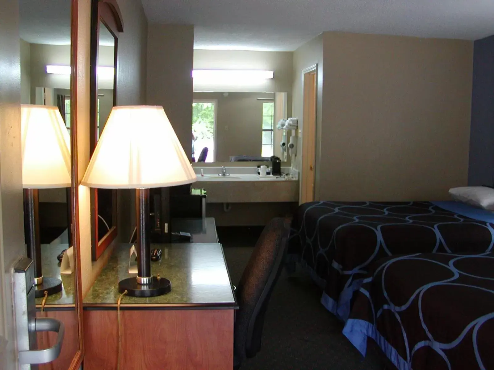 Bathroom, Bed in Super 8 by Wyndham Bossier City/Shreveport Area