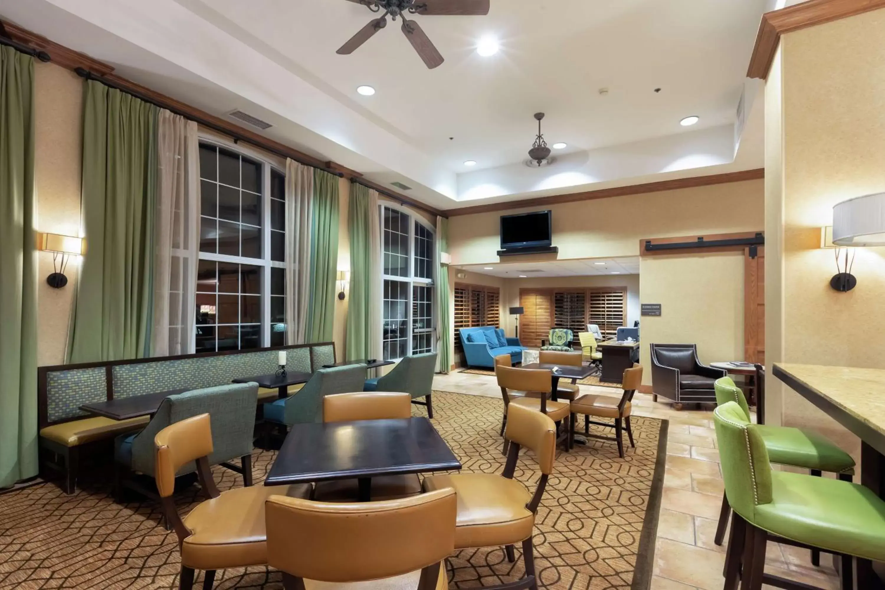 Lobby or reception, Lounge/Bar in Hampton Inn & Suites-Austin Airport