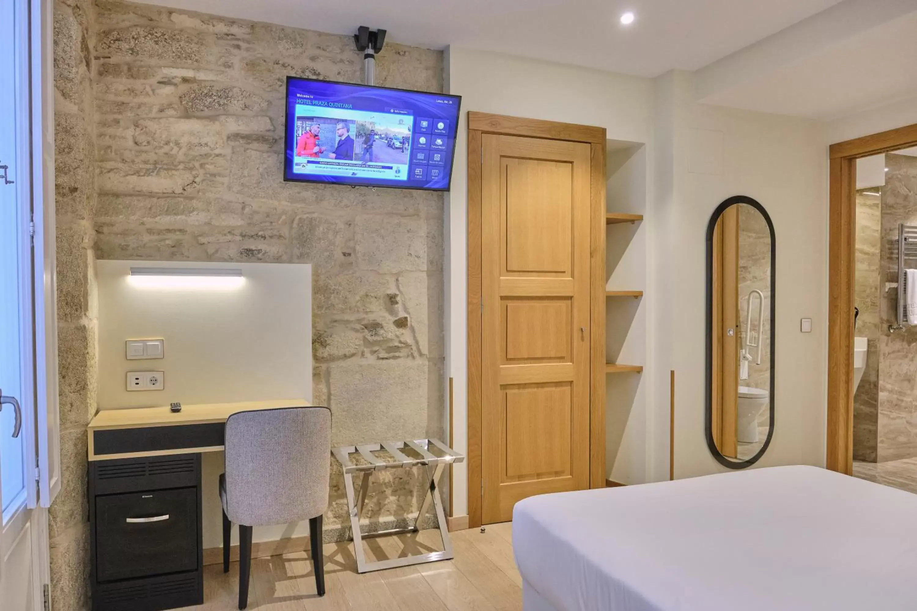 TV and multimedia, TV/Entertainment Center in Hotel Praza Quintana