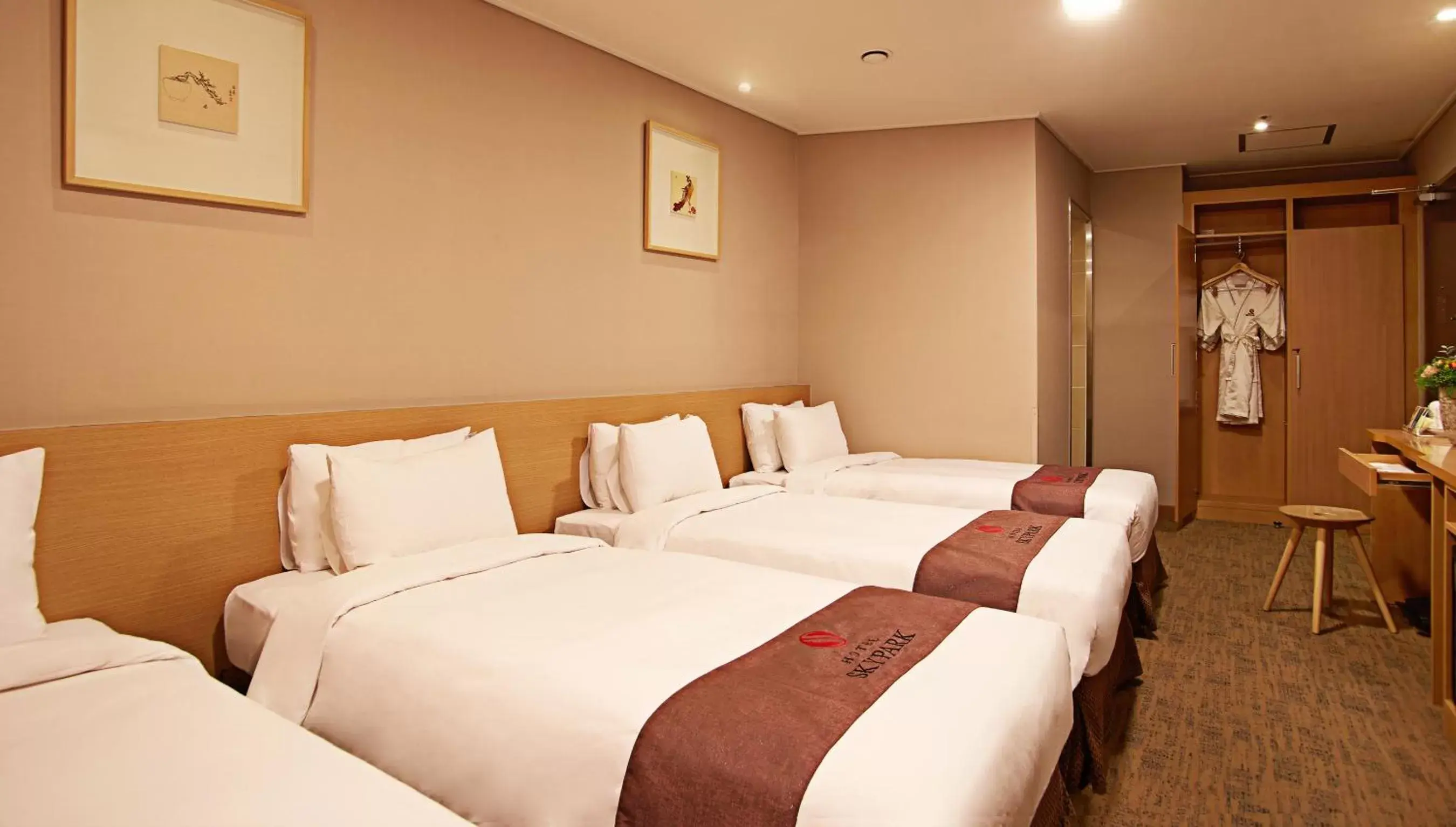 Quadruple Room  in Hotel Skypark Myeongdong 3