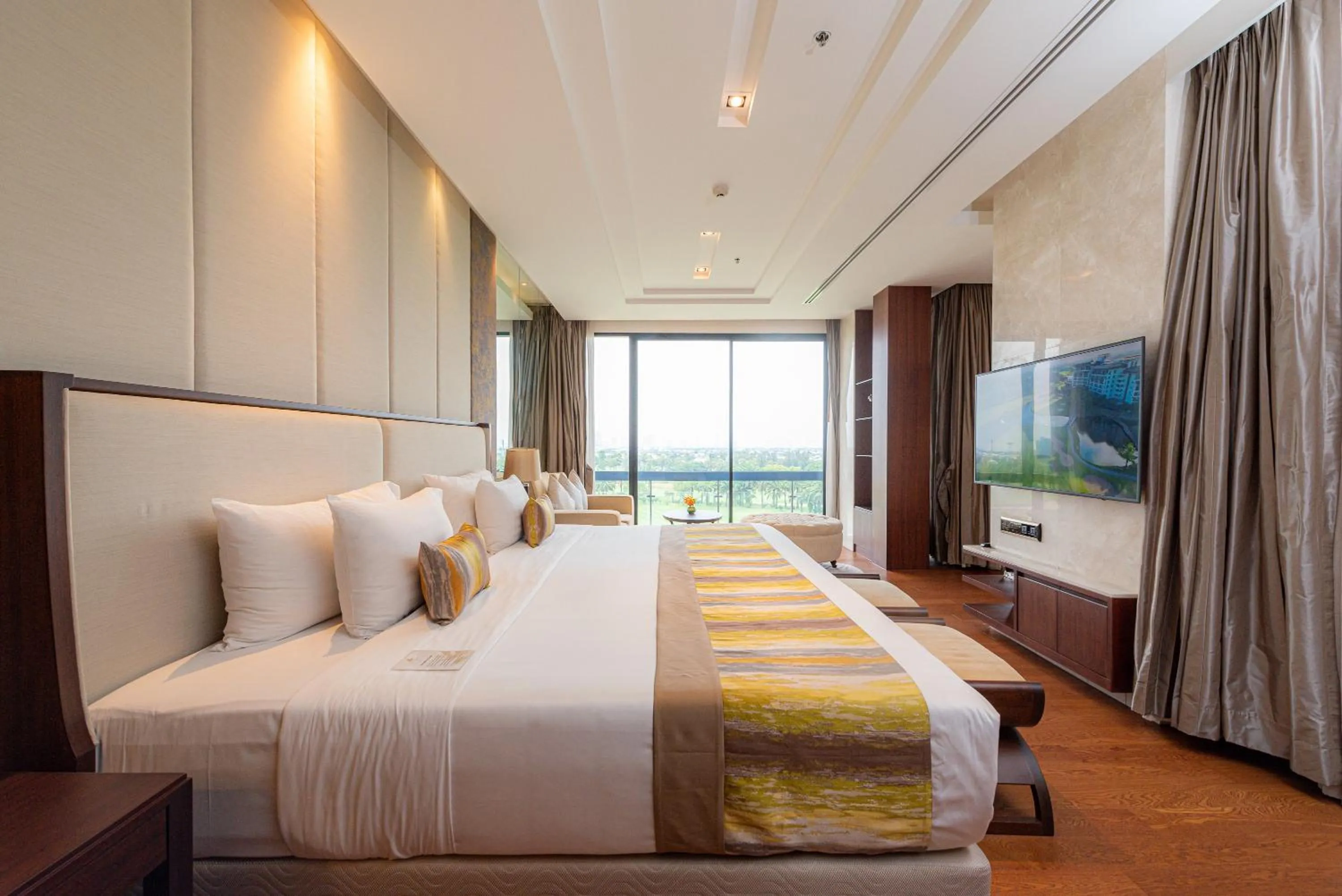 Bedroom, Bed in Summit Windmill Golf Suite Hotel at Suvarnabhumi