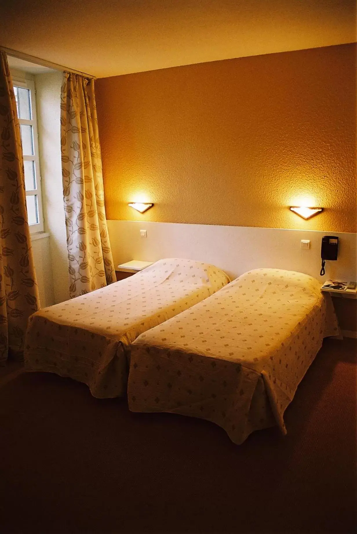 Photo of the whole room, Bed in Théâtre Hôtel Chambéry
