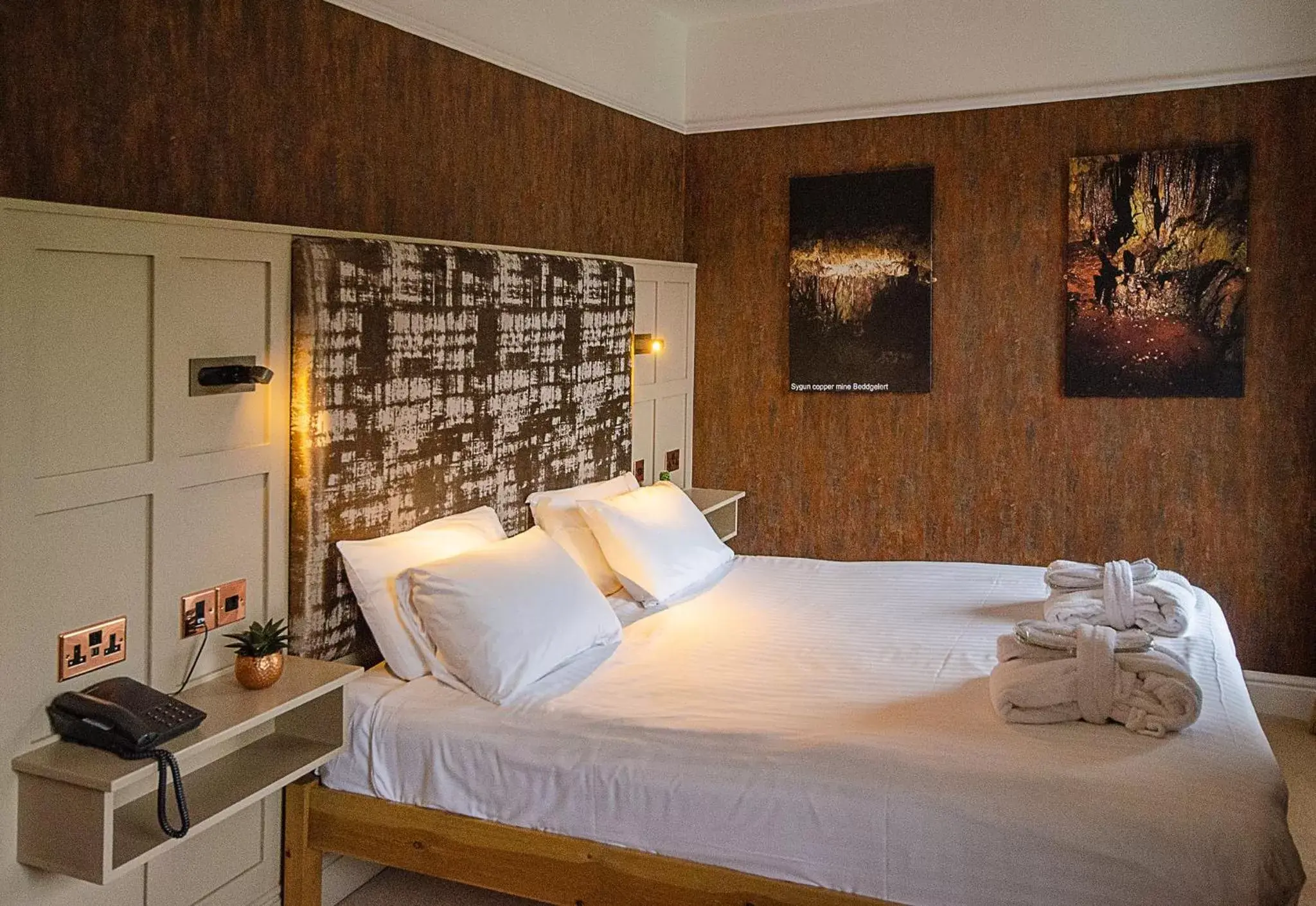 Bedroom, Bed in Royal Victoria Hotel Snowdonia