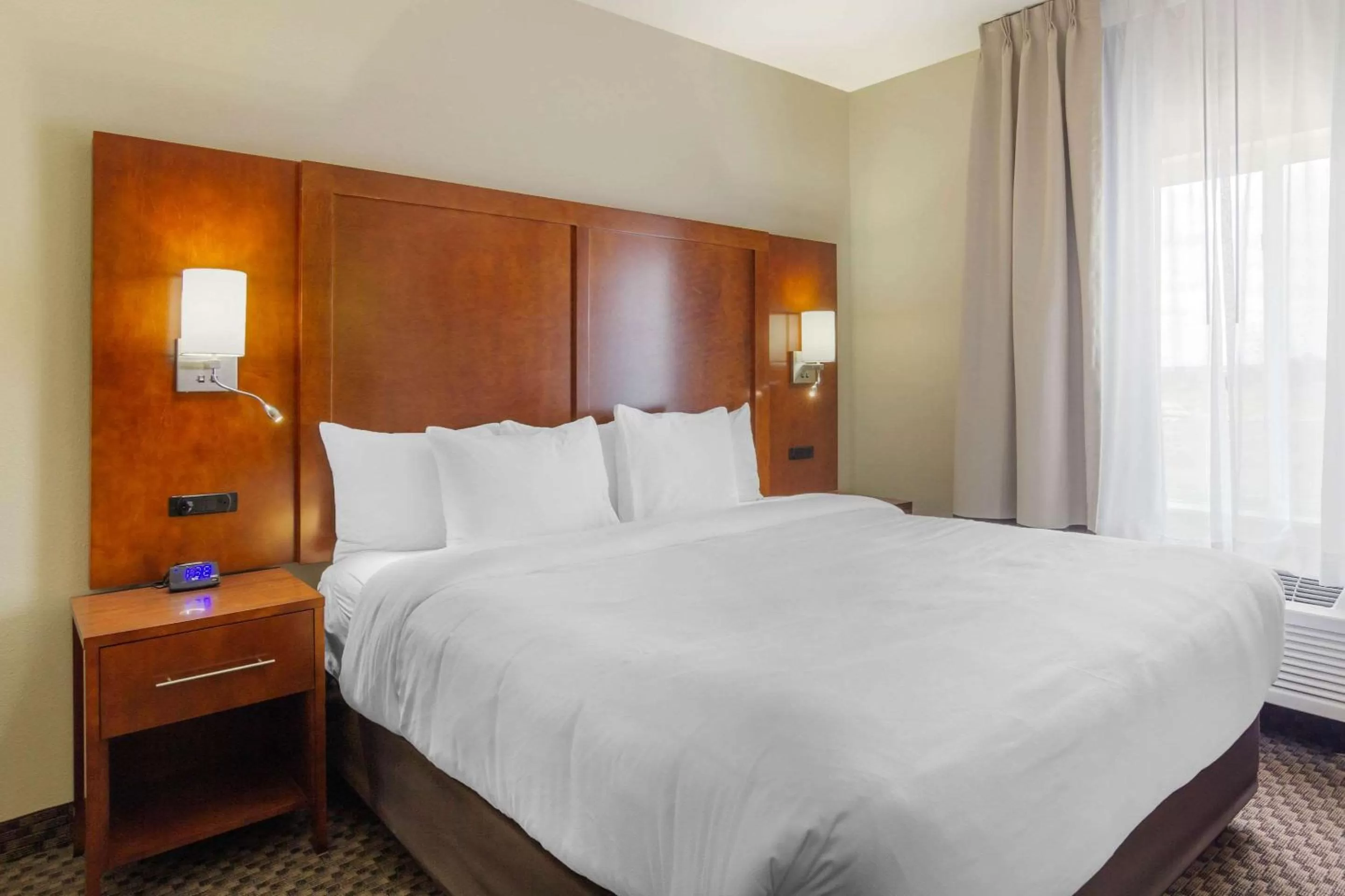 Photo of the whole room, Bed in Comfort Inn & Suites Sterling