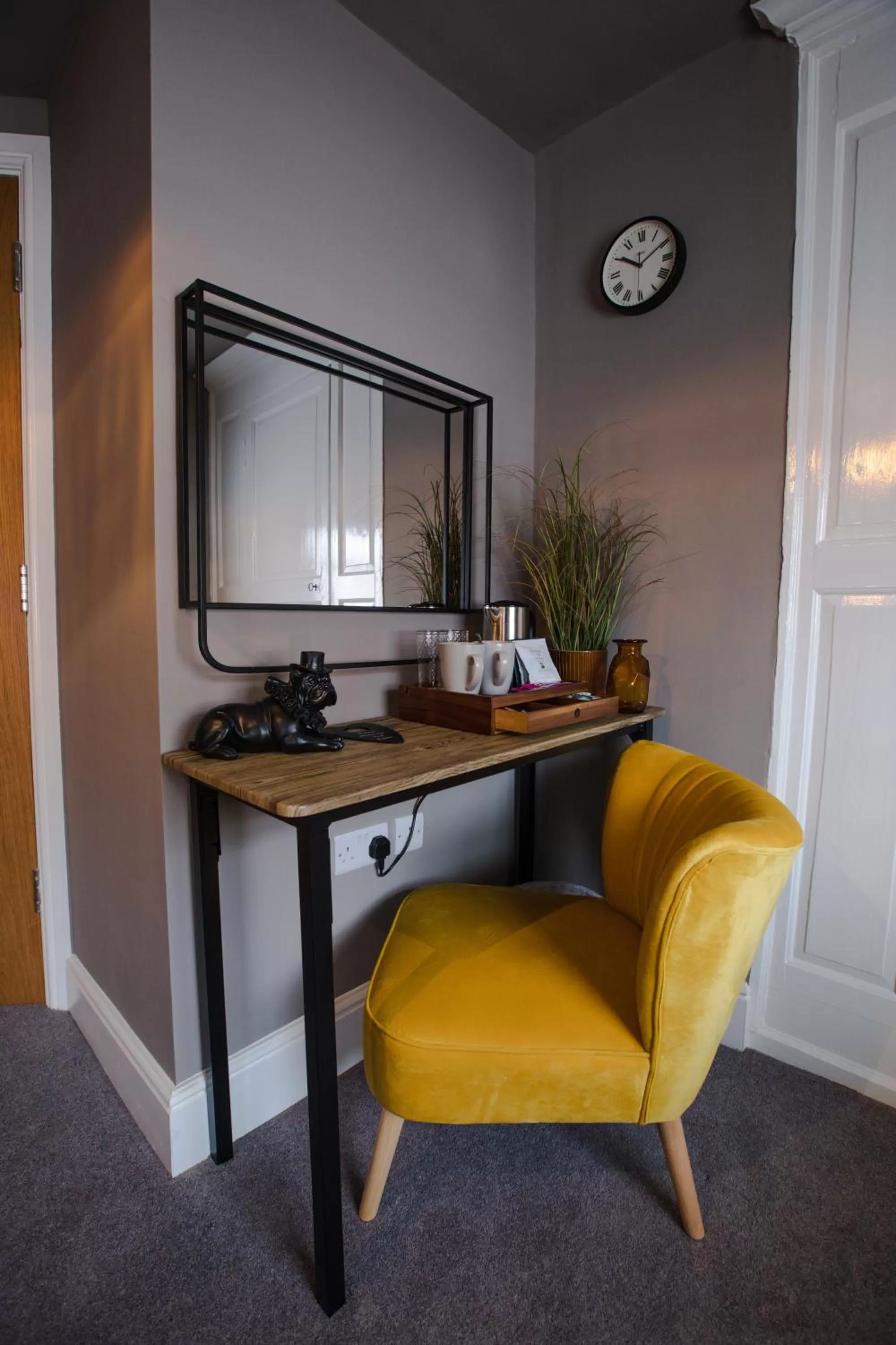 The Wheatsheaf Pub, Kitchen & Rooms