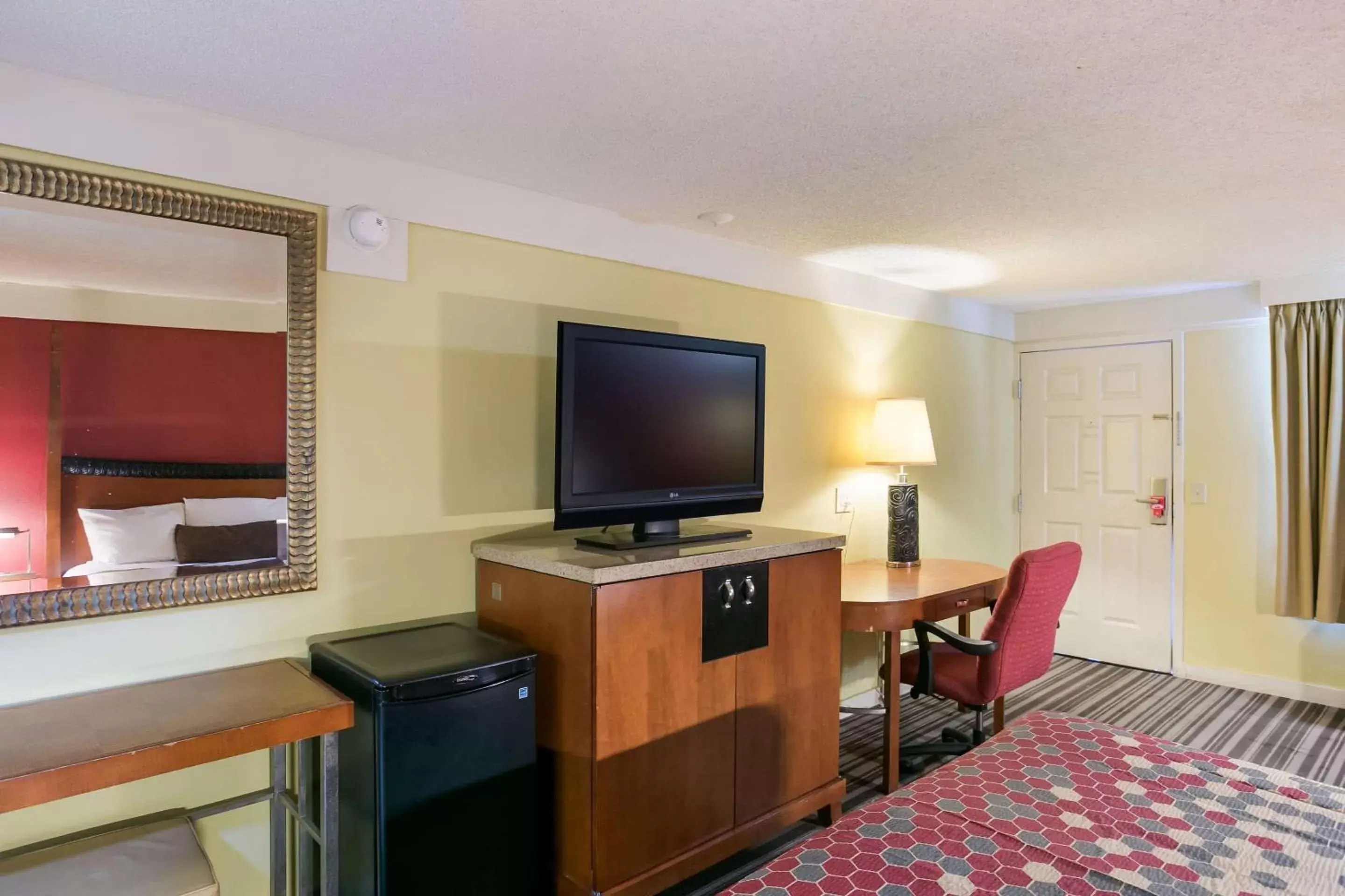 Photo of the whole room, TV/Entertainment Center in Econo Lodge Frederick I-70