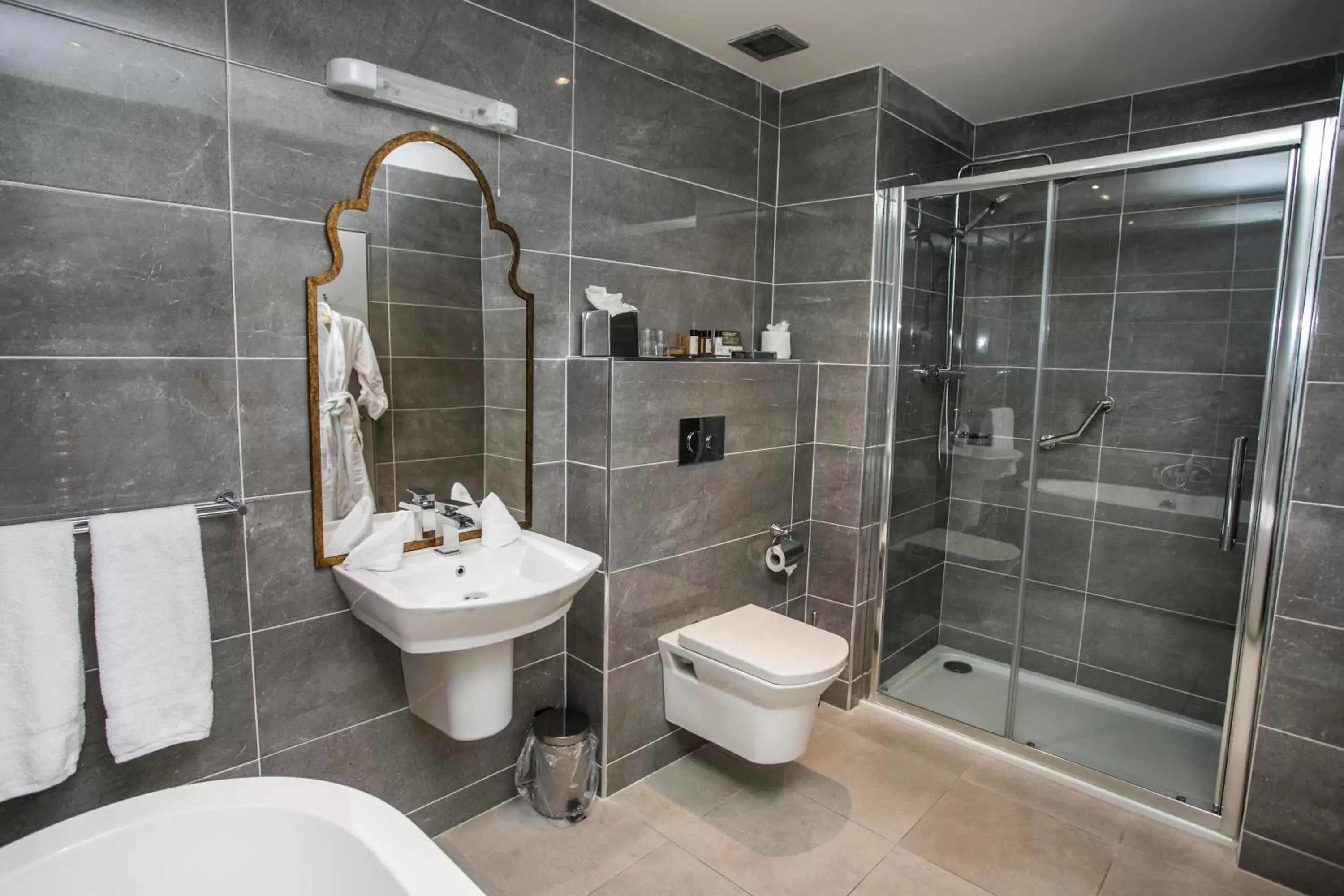 Bathroom in Longcourt House Hotel