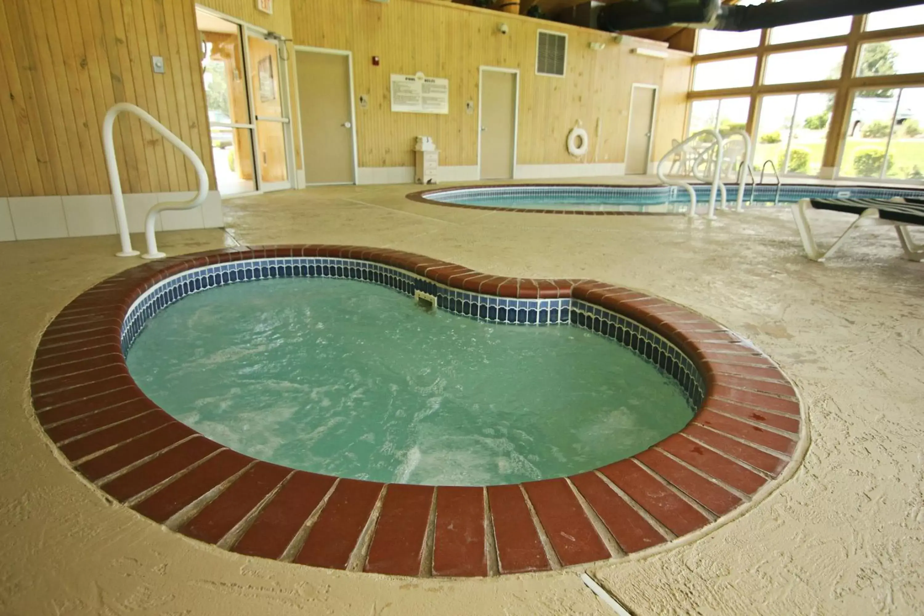 Hot Tub, Swimming Pool in Crown Pointe Lodge; BW Signature Collection