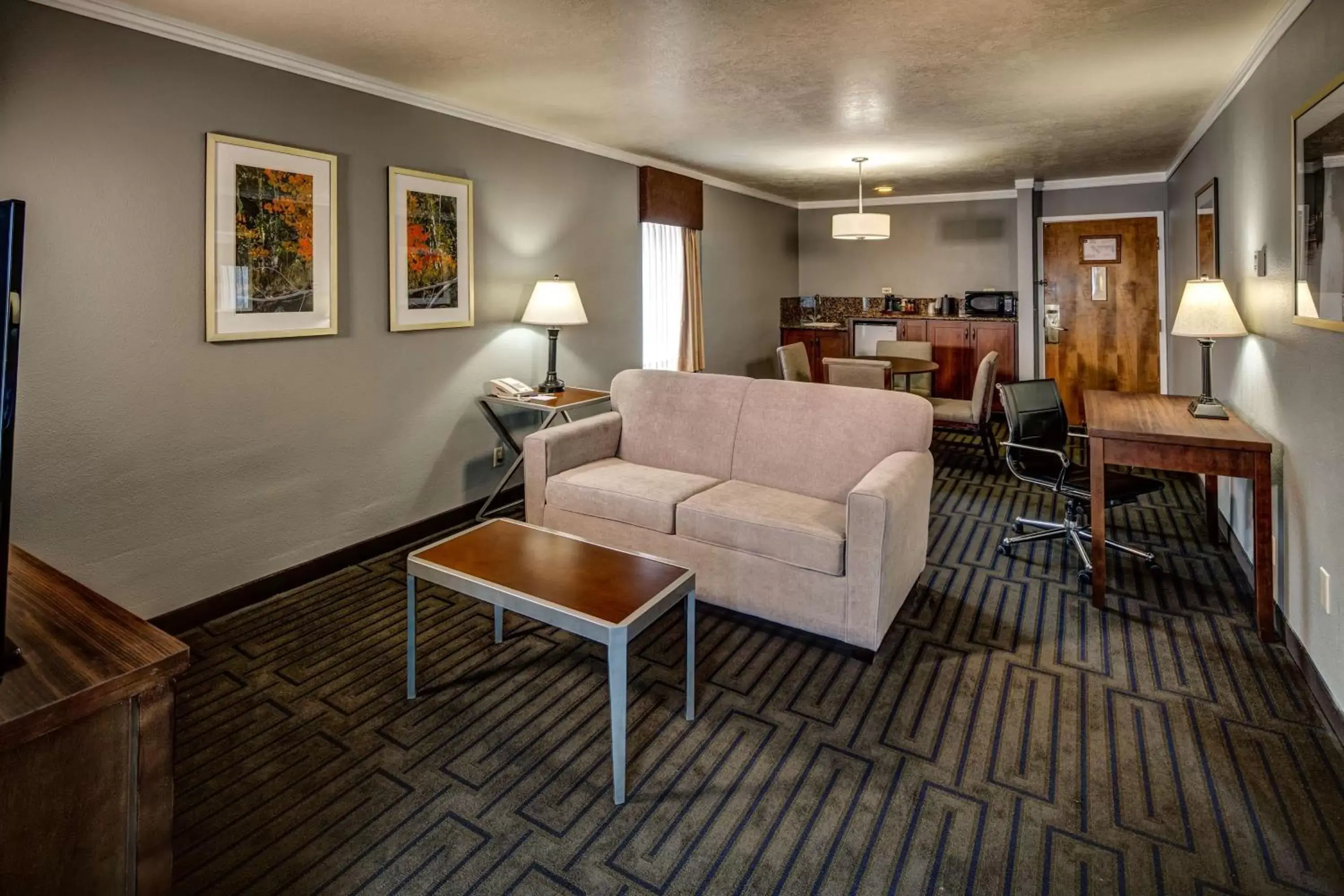 Kitchen or kitchenette, Seating Area in Best Western Pocatello Inn