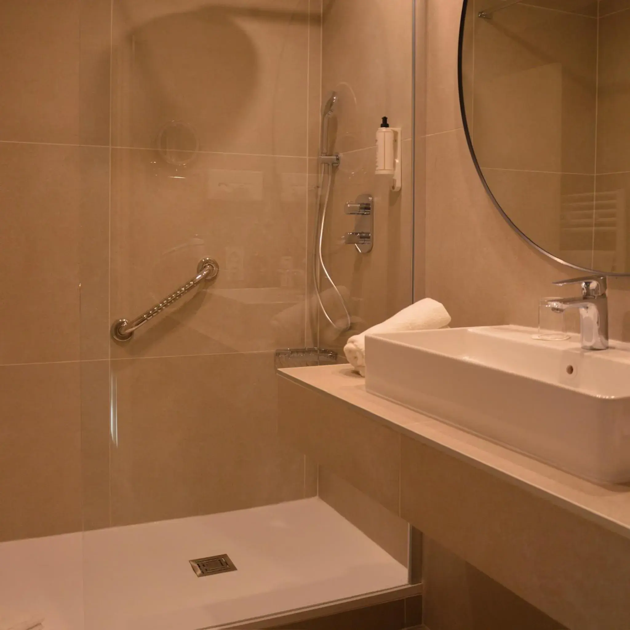 Property building, Bathroom in Best Western Sevan Parc Hotel