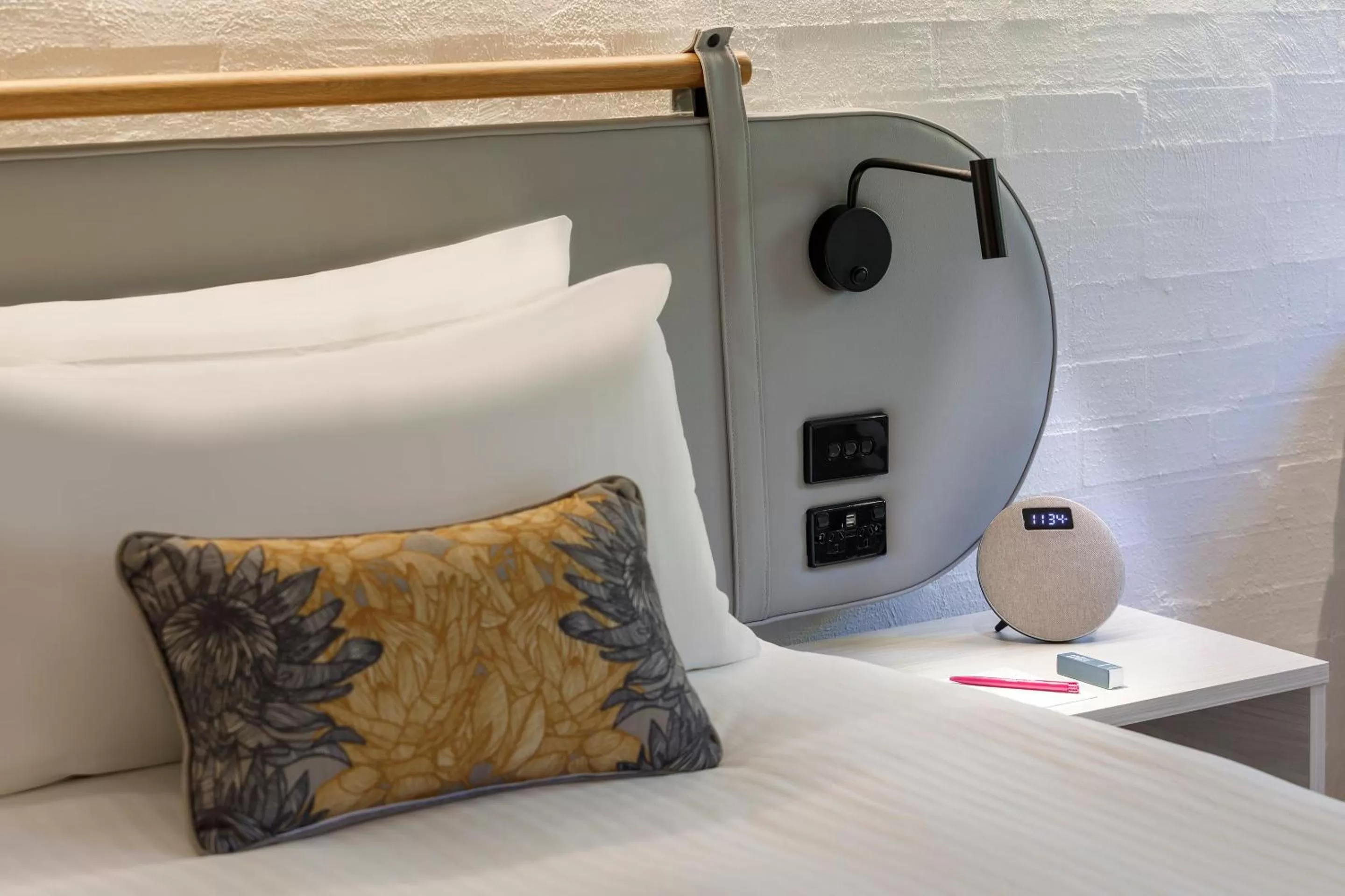 Photo of the whole room, Bed in Crowne Plaza Hawkesbury Valley by IHG