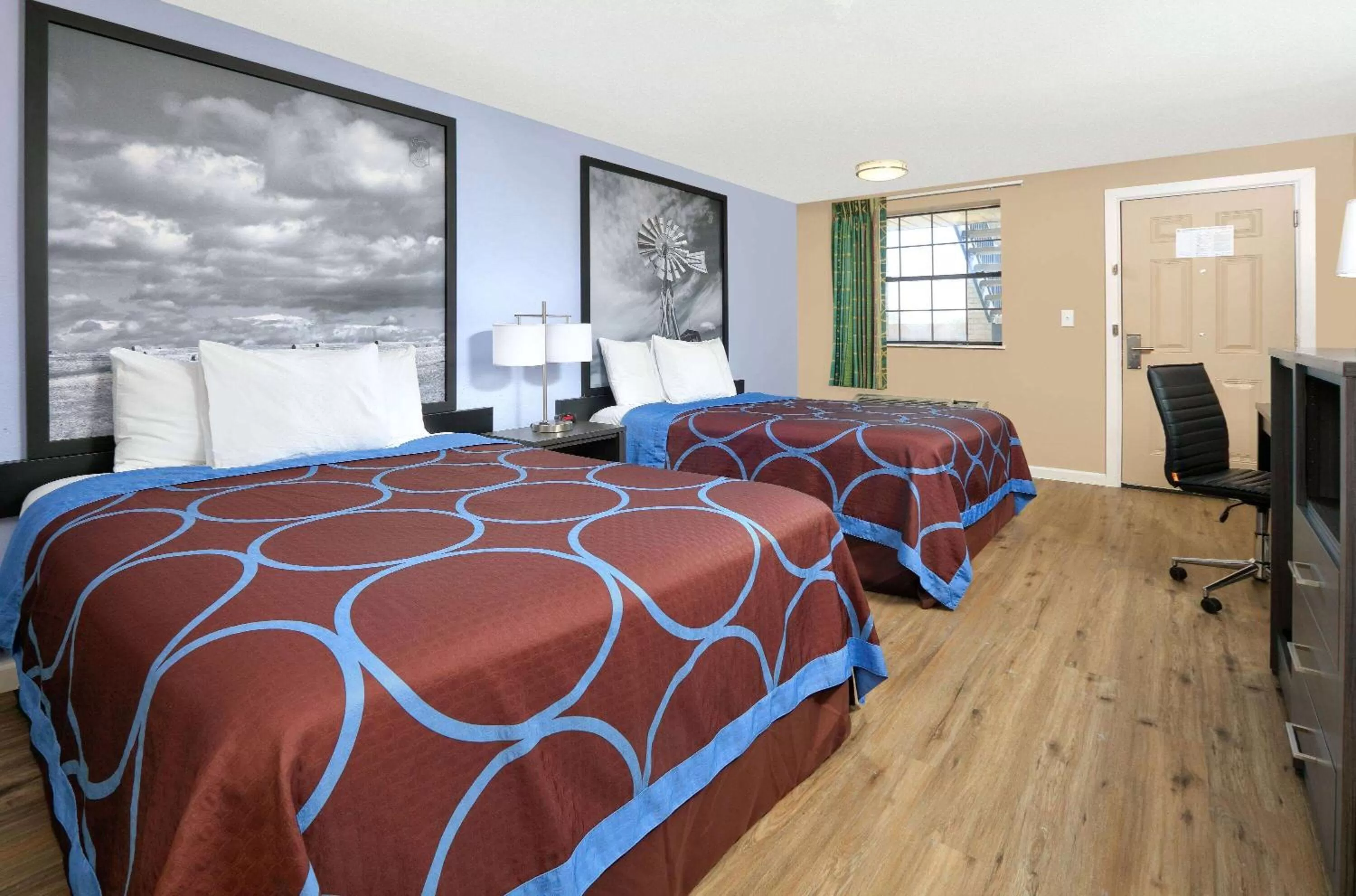 Photo of the whole room, Bed in Super 8 by Wyndham Victoria - South - Hwy 59