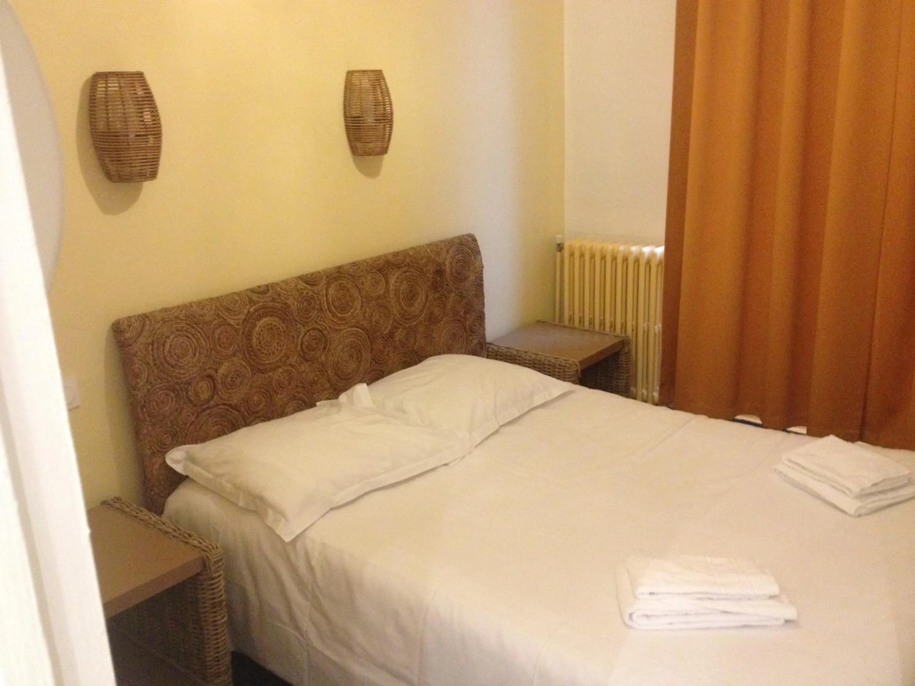 Bed in Hotel Couleurs Sud Centre-ville Gare Charleville-Mézières